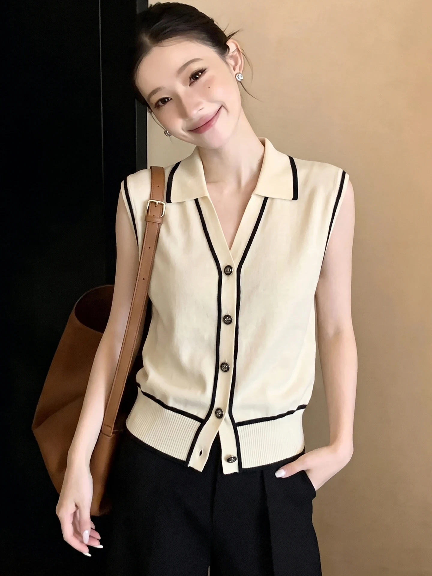 Korean Style Summer Design Single Button Knitted Vest Fashionable Color Block Sleeveless Top Elegant Versatile Silk Blouse
Korean Style Summer Design Single Button Knitted Vest Fashionable Color Block Sleeveless Top Elegant Versatile Silk Blouse