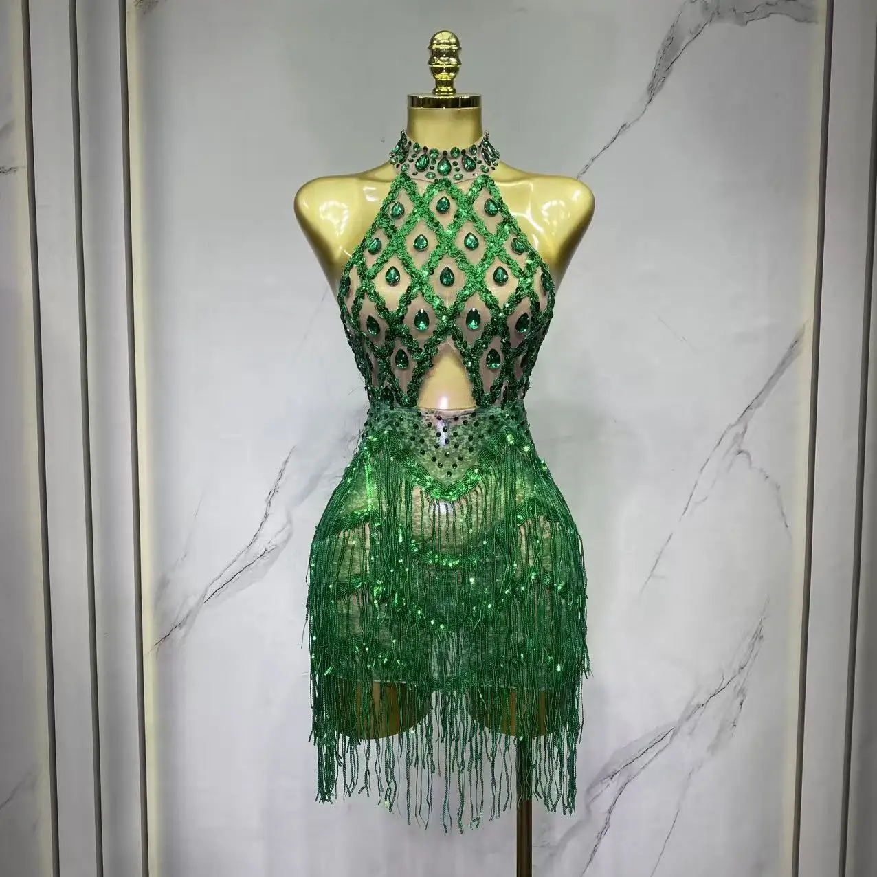 Сексуальное золотое блестящее сценическое платье для женщин, с кристаллами и бахромой, прозрачное короткое платье для танцевальных выступлений, вечеринок и дней рождения
Сексуальное золотое блестящее сценическое платье для женщин, с кристаллами и бахромой, прозрачное короткое платье для танцевальных выступлений, вечеринок и дней рождения