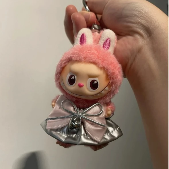 Серебряная юбка для Mini Labubu 4,0, булавка для серии Love, комбинезон, платье принцессы, комплект V4, аксессуары для одежды в стиле ретро
Серебряная юбка для Mini Labubu 4,0, булавка для серии Love, комбинезон, платье принцессы, комплект V4, аксессуары для одежды в стиле ретро