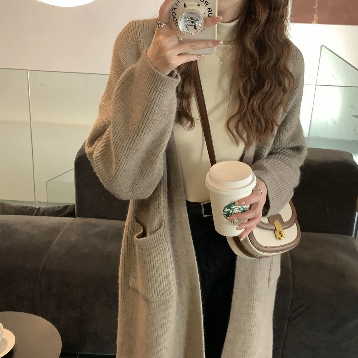 Женский укороченный кардиган оверсайз из шерсти с воротником-стойкой, однотонный, с оборками, свободного кроя, в мягком французском стиле, на осень
Женский укороченный кардиган оверсайз из шерсти с воротником-стойкой, однотонный, с оборками, свободного кроя, в мягком французском стиле, на осень