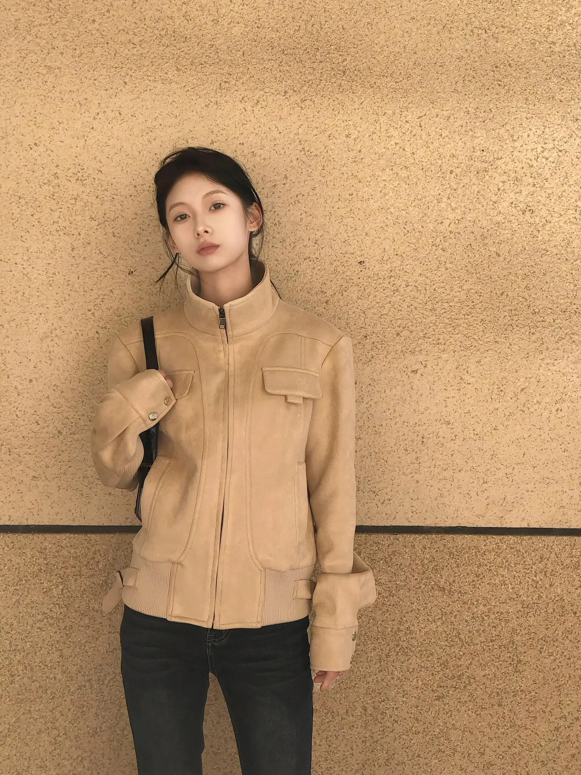 Ретро-куртка-косуха из замши цвета хаки в американском стиле для женщин, повседневная, весенне-осенняя, универсальная, для поездок на работу, приталенная, с длинными рукавами
Ретро-куртка-косуха из замши цвета хаки в американском стиле для женщин, повседневная, весенне-осенняя, универсальная, для поездок на работу, приталенная, с длинными рукавами