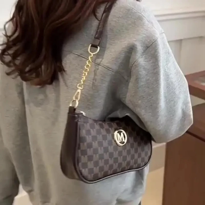 Minimalist Woman Shoulder Bags Gold Circular Logo Underarm Bag,Chain Strap Retro Style for Daily Weekend Dates Crossbody Purse
Minimalist Woman Shoulder Bags Gold Circular Logo Underarm Bag,Chain Strap Retro Style for Daily Weekend Dates Crossbody Purse