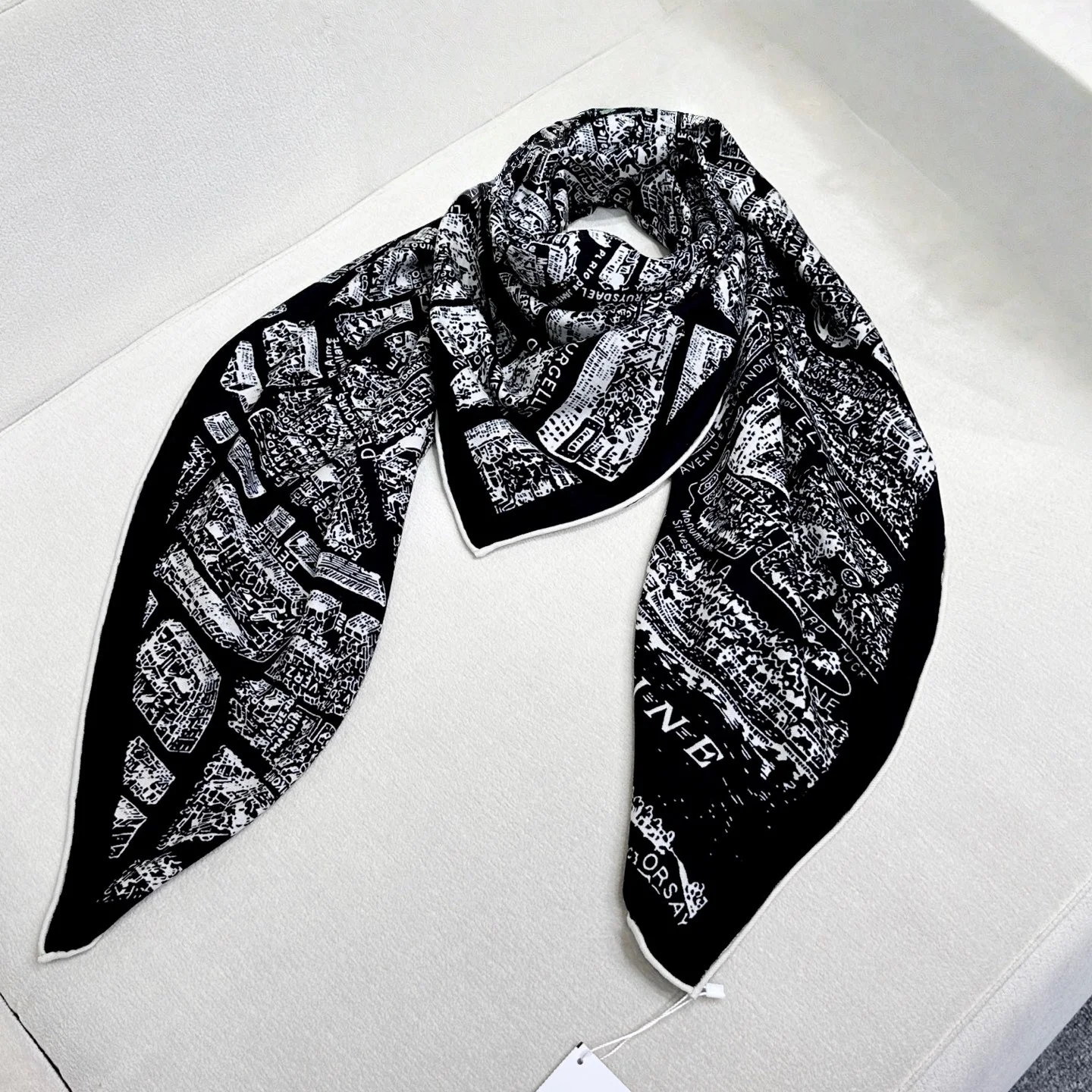 Luxury Cashmere Women's Square Scarf Stylish Scarf Versatile Retro Map Pattern Shawl Travel Accessory Holiday Gift 140x140cm
Luxury Cashmere Women's Square Scarf Stylish Scarf Versatile Retro Map Pattern Shawl Travel Accessory Holiday Gift 140x140cm