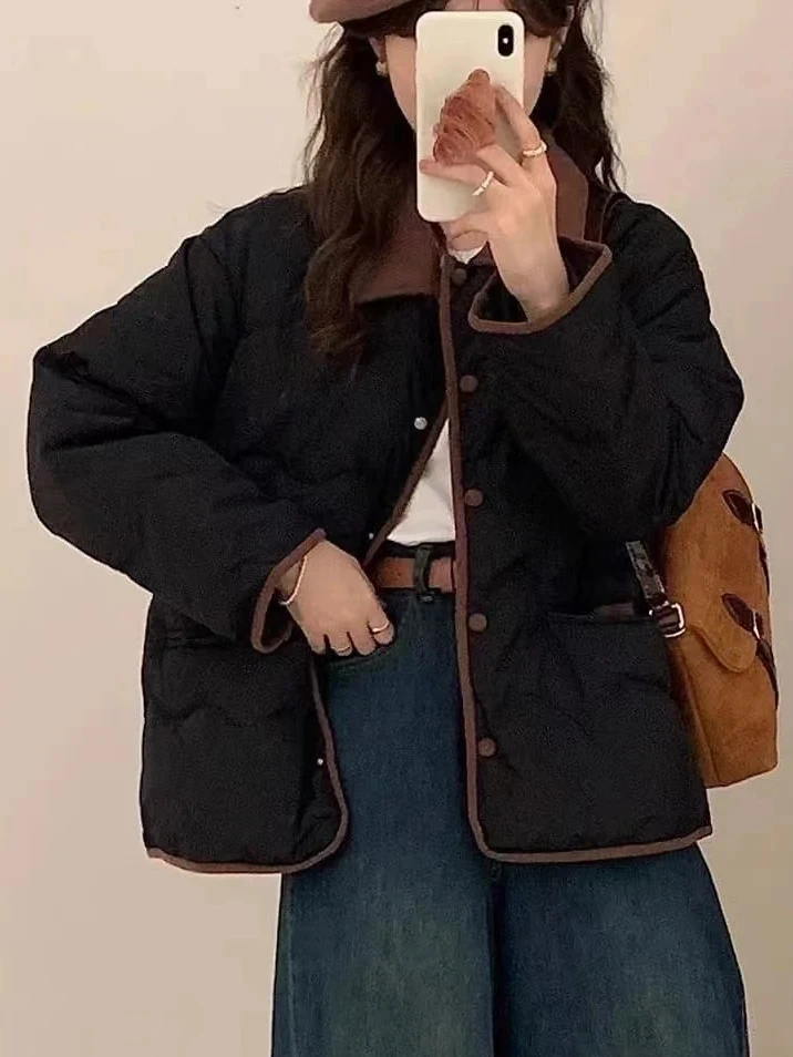 2025 New Women Loose Parkas Coat Light weight Splicing Lapel Casual Cotton Padded Jacket Autumn Winter Women Short Cotton Coat
2025 New Women Loose Parkas Coat Light weight Splicing Lapel Casual Cotton Padded Jacket Autumn Winter Women Short Cotton Coat