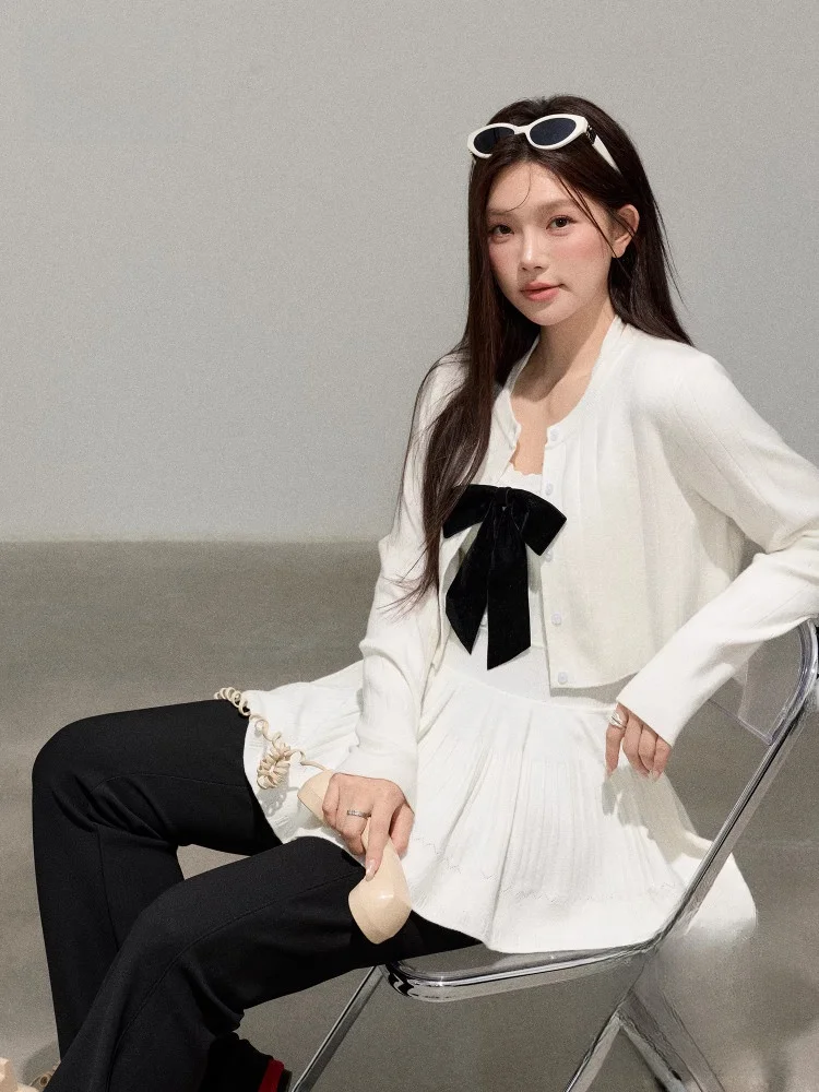 Комплект для похудения для женщин больших размеров: модный дизайн, брюки с высокой талией, белый топ, микро-клеш, корейский стиль
Комплект для похудения для женщин больших размеров: модный дизайн, брюки с высокой талией, белый топ, микро-клеш, корейский стиль