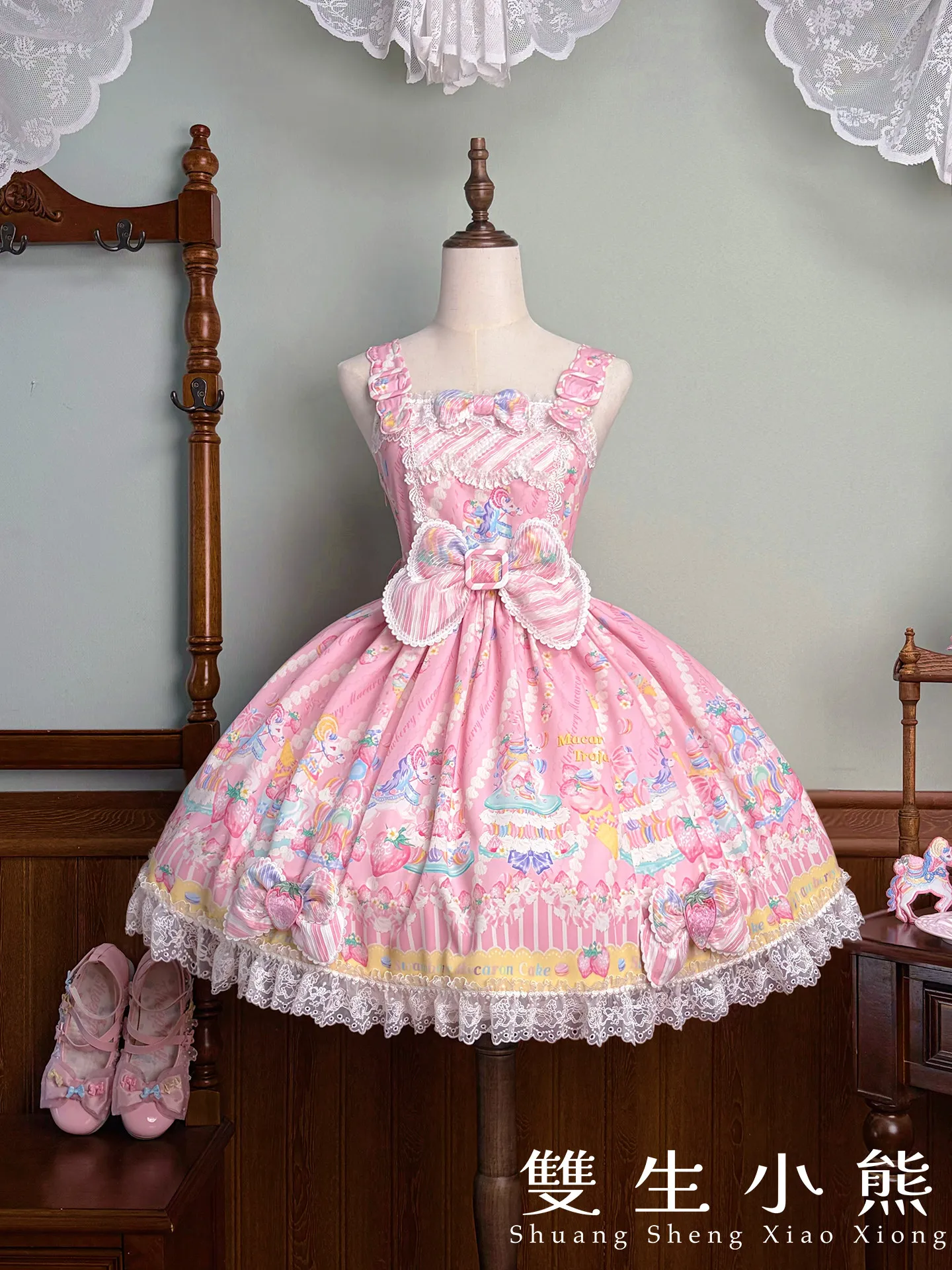Платье Macaron в стиле Sweet Lolita с принтом, винтажное платье JSK в стиле Lolita от Shuang Sheng Xiao Xiong. Предзаказ / Доставка через 5 месяцев.
Платье Macaron в стиле Sweet Lolita с принтом, винтажное платье JSK в стиле Lolita от Shuang Sheng Xiao Xiong. Предзаказ / Доставка через 5 месяцев.