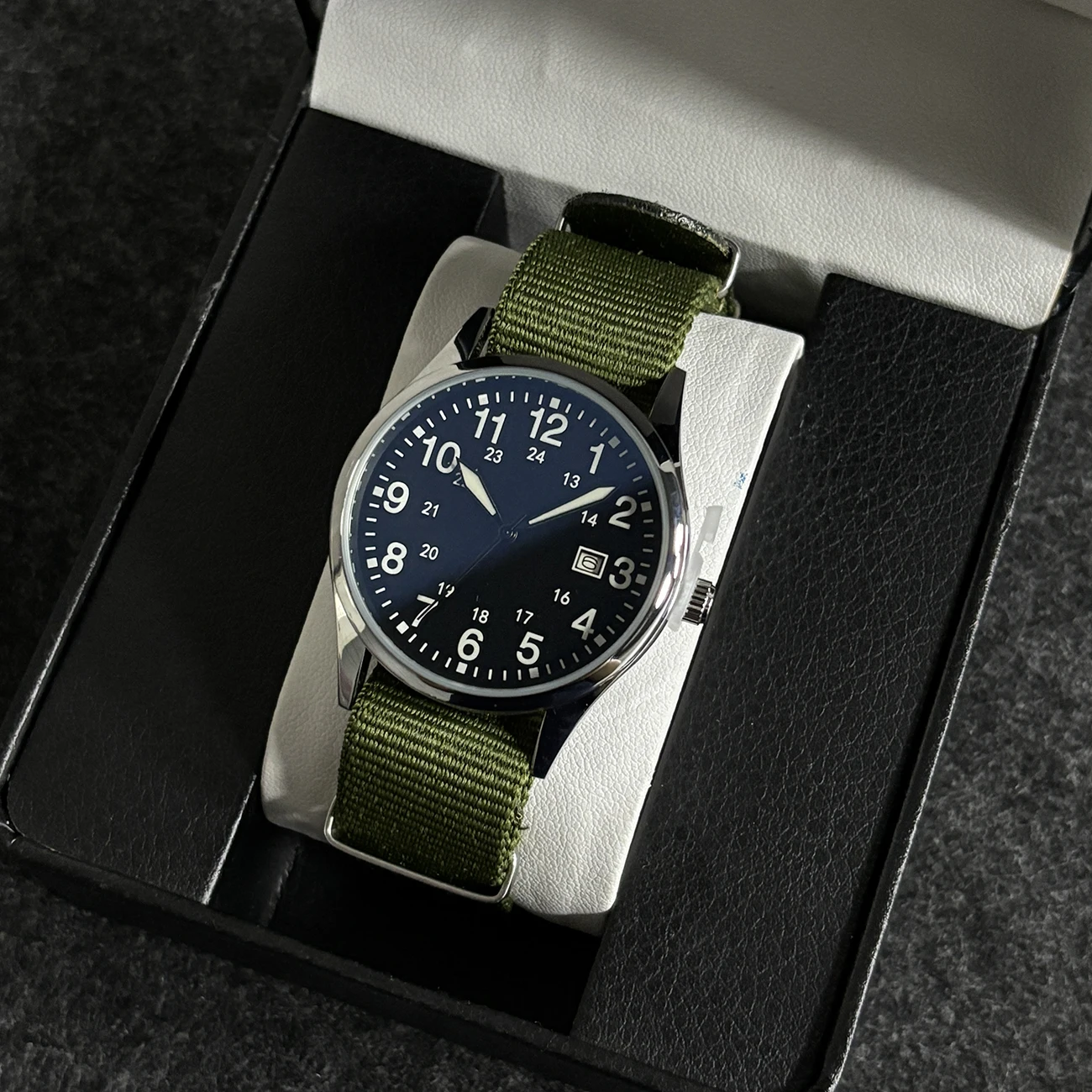 New Military Retro Men's Quartz Watch High-End Stainless Steel Waterproof C3 Ladies' Wristwatch Reloj Hombre
New Military Retro Men's Quartz Watch High-End Stainless Steel Waterproof C3 Ladies' Wristwatch Reloj Hombre