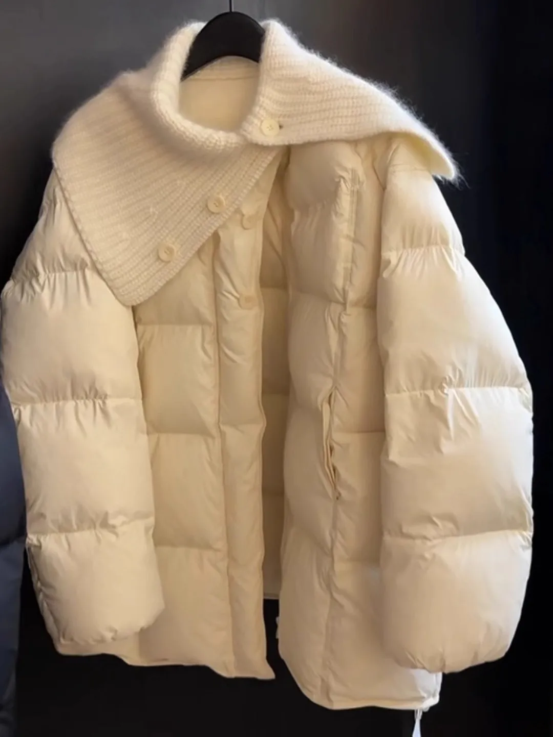 Корейский женский тюжет, теплый вязаный воротник, уникальный дизайн, хлопковая внутренняя часть, чистый цвет, мода для поездок на работу
Корейский женский тюжет, теплый вязаный воротник, уникальный дизайн, хлопковая внутренняя часть, чистый цвет, мода для поездок на работу