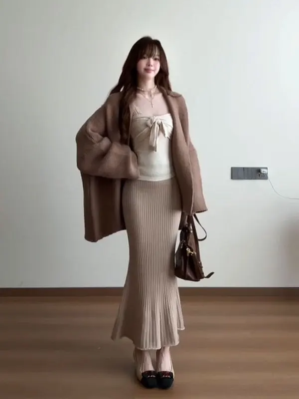 Retro Style Three-Piece Set Vintage Knitwear Cardigan Strap Top Tailored Skirt Fashionable Outfit Autumn Collection
Retro Style Three-Piece Set Vintage Knitwear Cardigan Strap Top Tailored Skirt Fashionable Outfit Autumn Collection