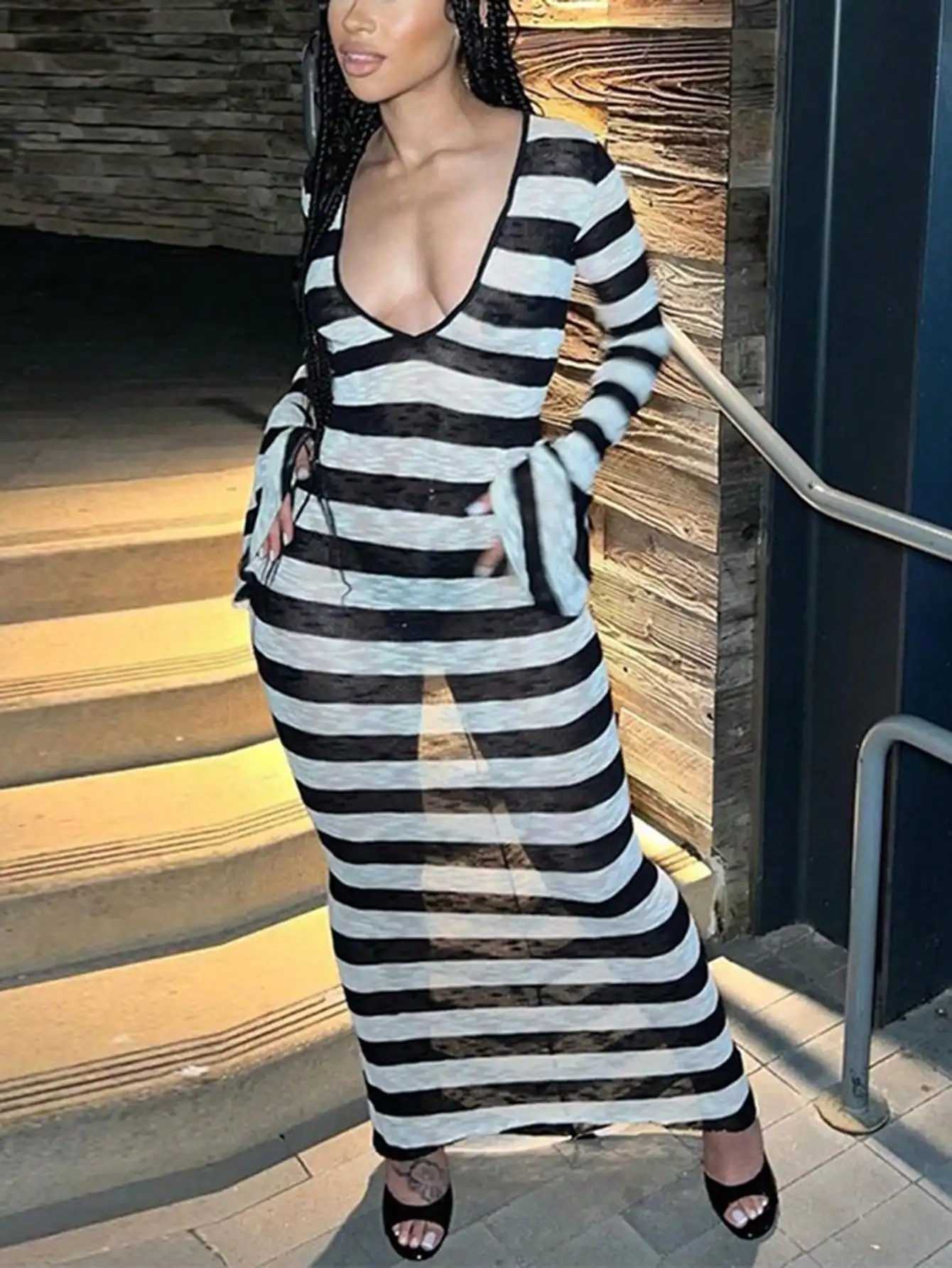Women's Black and White Striped Deep V-Neck Long Sleeve Maxi Dress
Women's Black and White Striped Deep V-Neck Long Sleeve Maxi Dress