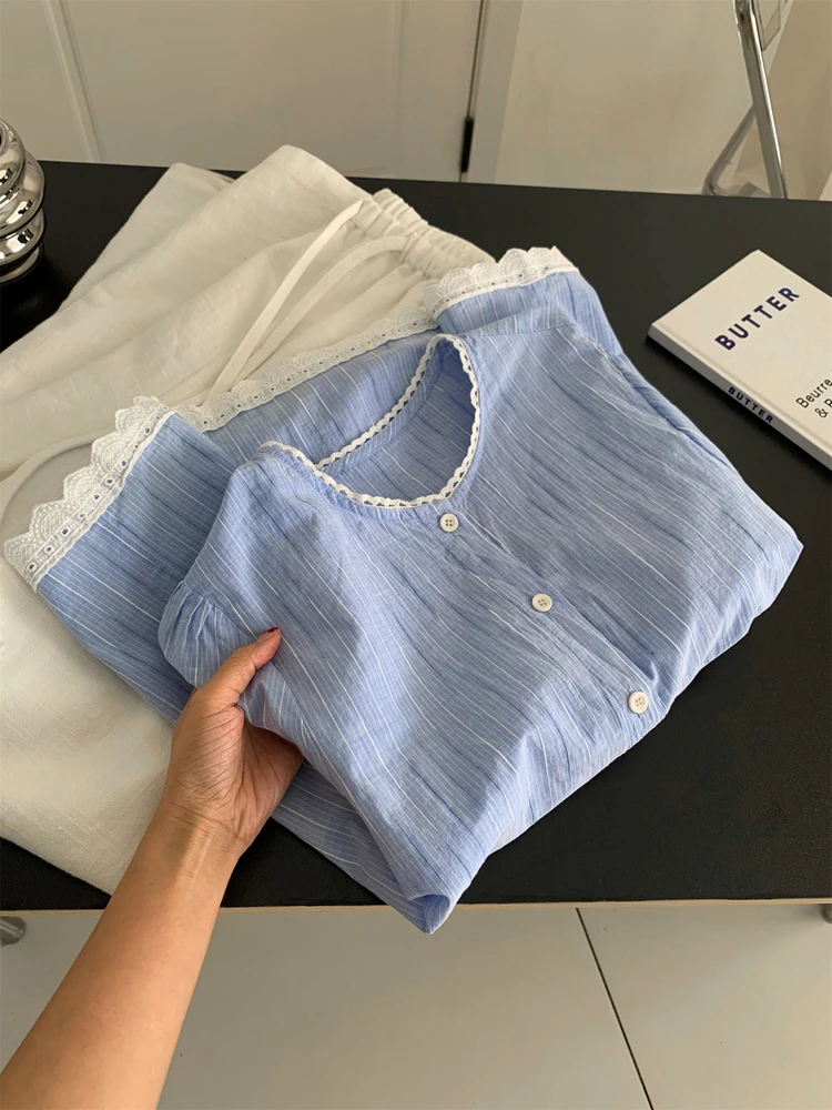 Lace Trim Round Neck Short Shirt For Women Summer Light Blue Washed Cotton Vertical Texture Half Sleeve Cardigan
Lace Trim Round Neck Short Shirt For Women Summer Light Blue Washed Cotton Vertical Texture Half Sleeve Cardigan