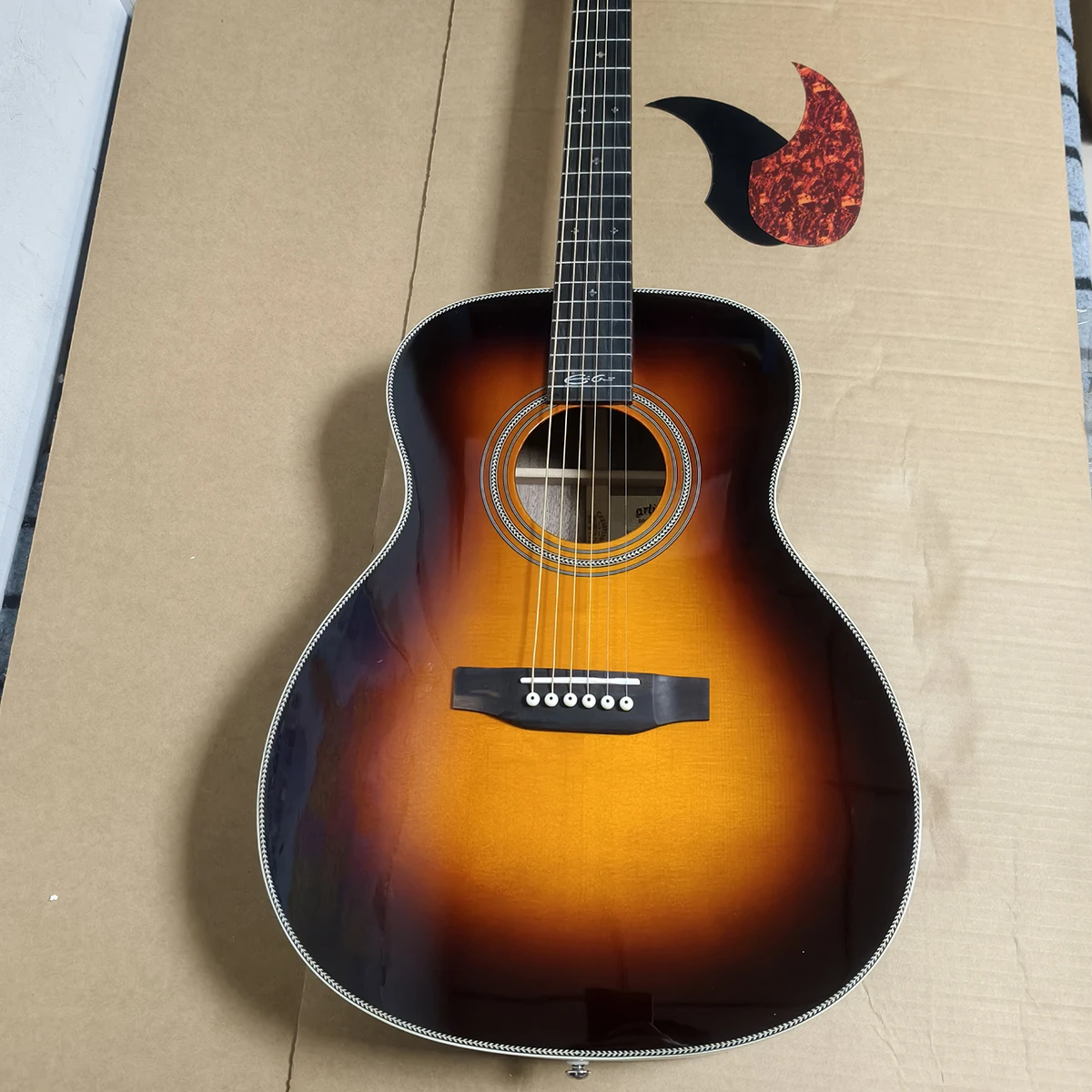 high quality Acoustic Guitar 000 28 E C Signature Auditorium Sunburst Color, Handmade Solid Spruce Top, Back And Side Are Lamina
high quality Acoustic Guitar 000 28 E C Signature Auditorium Sunburst Color, Handmade Solid Spruce Top, Back And Side Are Lamina