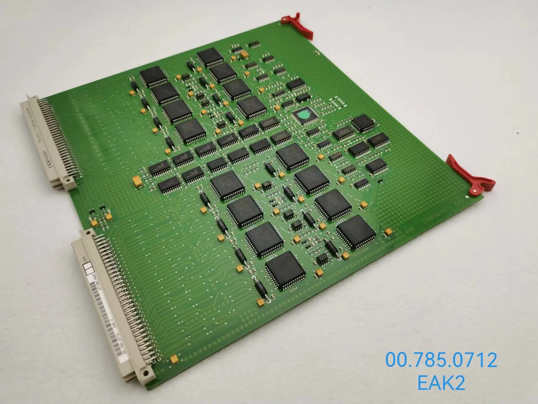 Подходит для печатной машины Heidelberg, плата EAK2 0712/00.781 8903/91.144 6021.
Подходит для печатной машины Heidelberg, плата EAK2 0712/00.781 8903/91.144 6021.