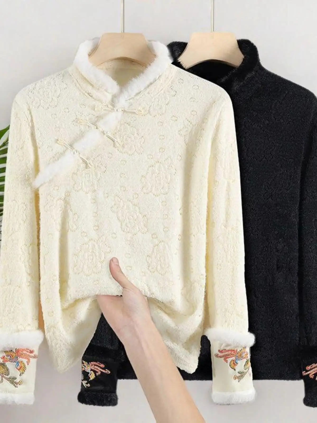New Chinese Style Fleece Lined Thickened Long Sleeve Embroidered Base Shirt Women's Warm Top Cotton Tees Traditional Collar
New Chinese Style Fleece Lined Thickened Long Sleeve Embroidered Base Shirt Women's Warm Top Cotton Tees Traditional Collar