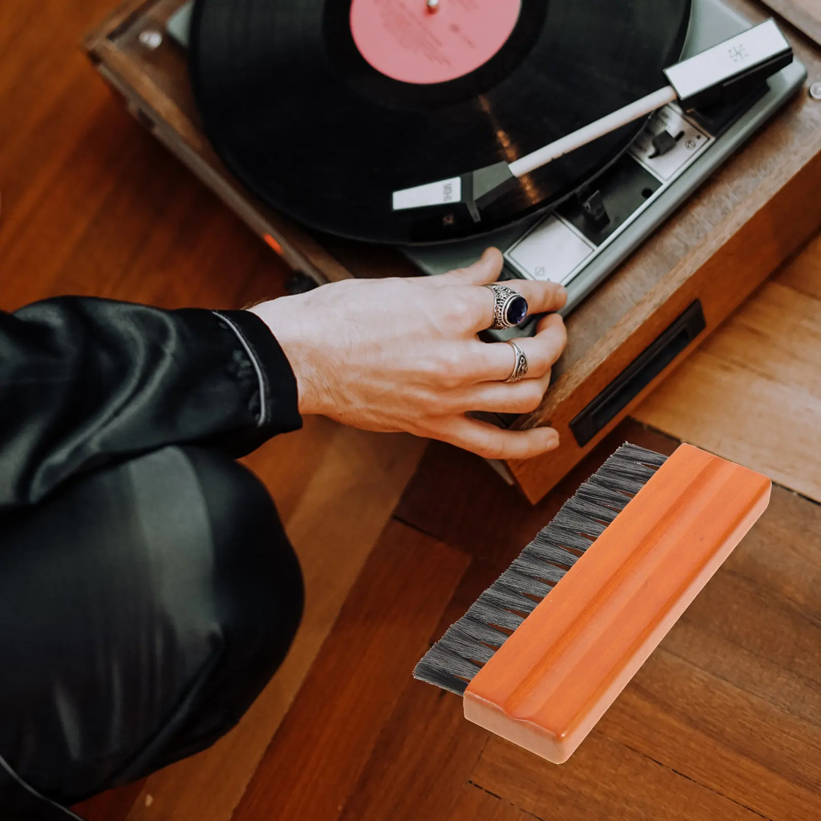 Щетка для чистки виниловых пластинок с деревянной ручкой, антистатический очиститель от пыли для проигрывателей винила и CD-плееров, портативный инструмент для ухода за пластинками
Щетка для чистки виниловых пластинок с деревянной ручкой, антистатический очиститель от пыли для проигрывателей винила и CD-плееров, портативный инструмент для ухода за пластинками