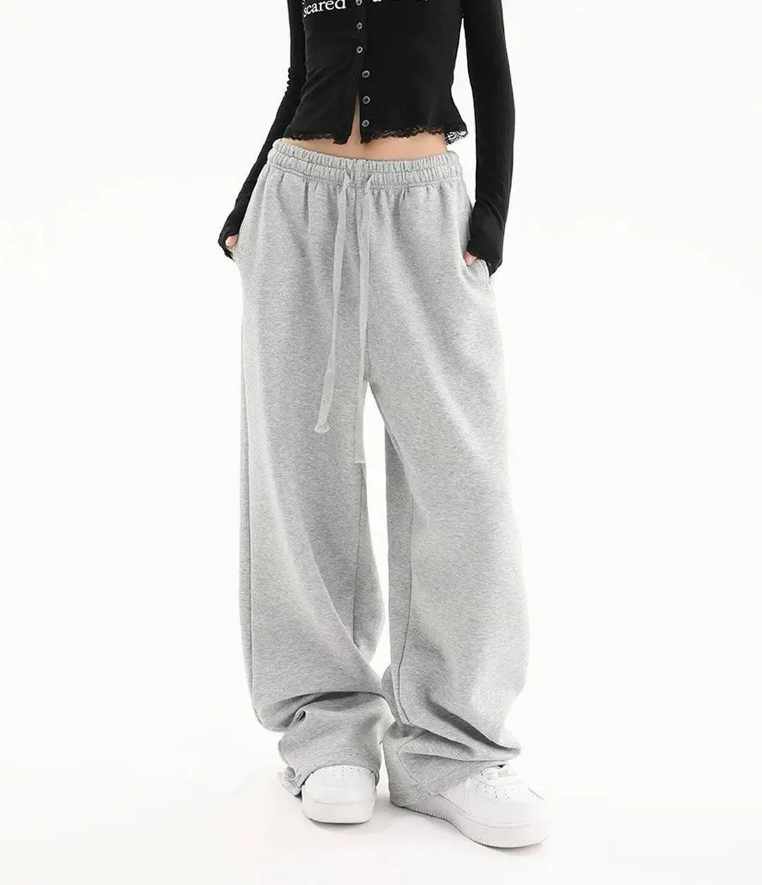 Женские флисовые спортивные штаны больших размеров на осень и зиму. Теплые повседневные свободные стильные и универсальные уличные модные большие размеры.
Женские флисовые спортивные штаны больших размеров на осень и зиму. Теплые повседневные свободные стильные и универсальные уличные модные большие размеры.