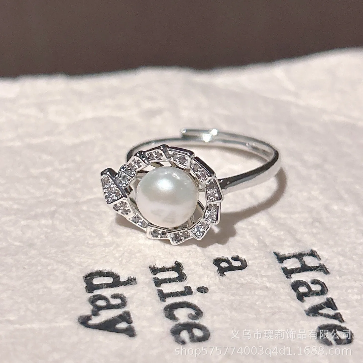New natural freshwater pearl ring women's personality inlaid zircon jewelry simple fashion ring opening adjustable
New natural freshwater pearl ring women's personality inlaid zircon jewelry simple fashion ring opening adjustable