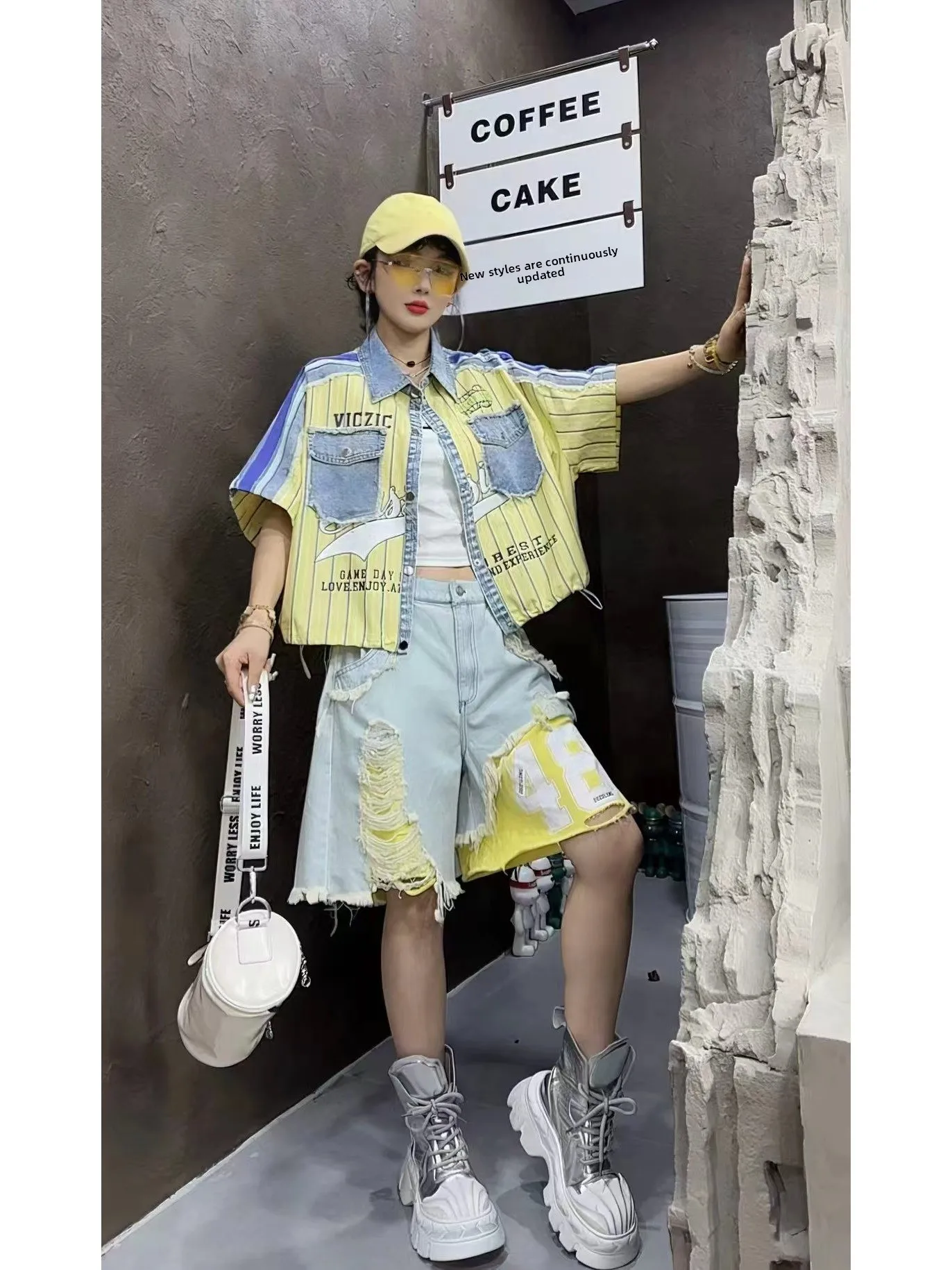 Trendy European Style Women's Summer 2026 Short Sleeve Denim Patchwork Print Shorts High Waist Casual Fashion Set
Trendy European Style Women's Summer 2026 Short Sleeve Denim Patchwork Print Shorts High Waist Casual Fashion Set