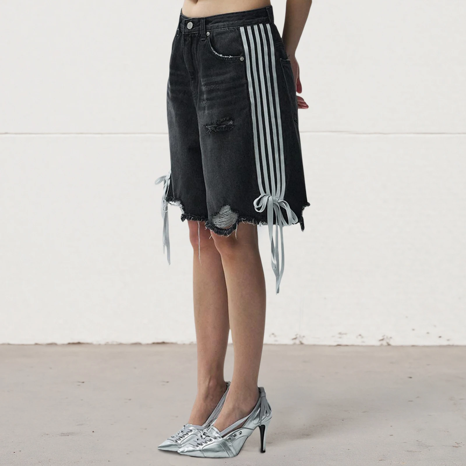 Combhasaki Women Summer Y2K Jeans Shorts Casual Loose Wide Leg Ripped Raw Hem Tie up Side Striped Denim Short Pants with Pockets
Combhasaki Women Summer Y2K Jeans Shorts Casual Loose Wide Leg Ripped Raw Hem Tie up Side Striped Denim Short Pants with Pockets