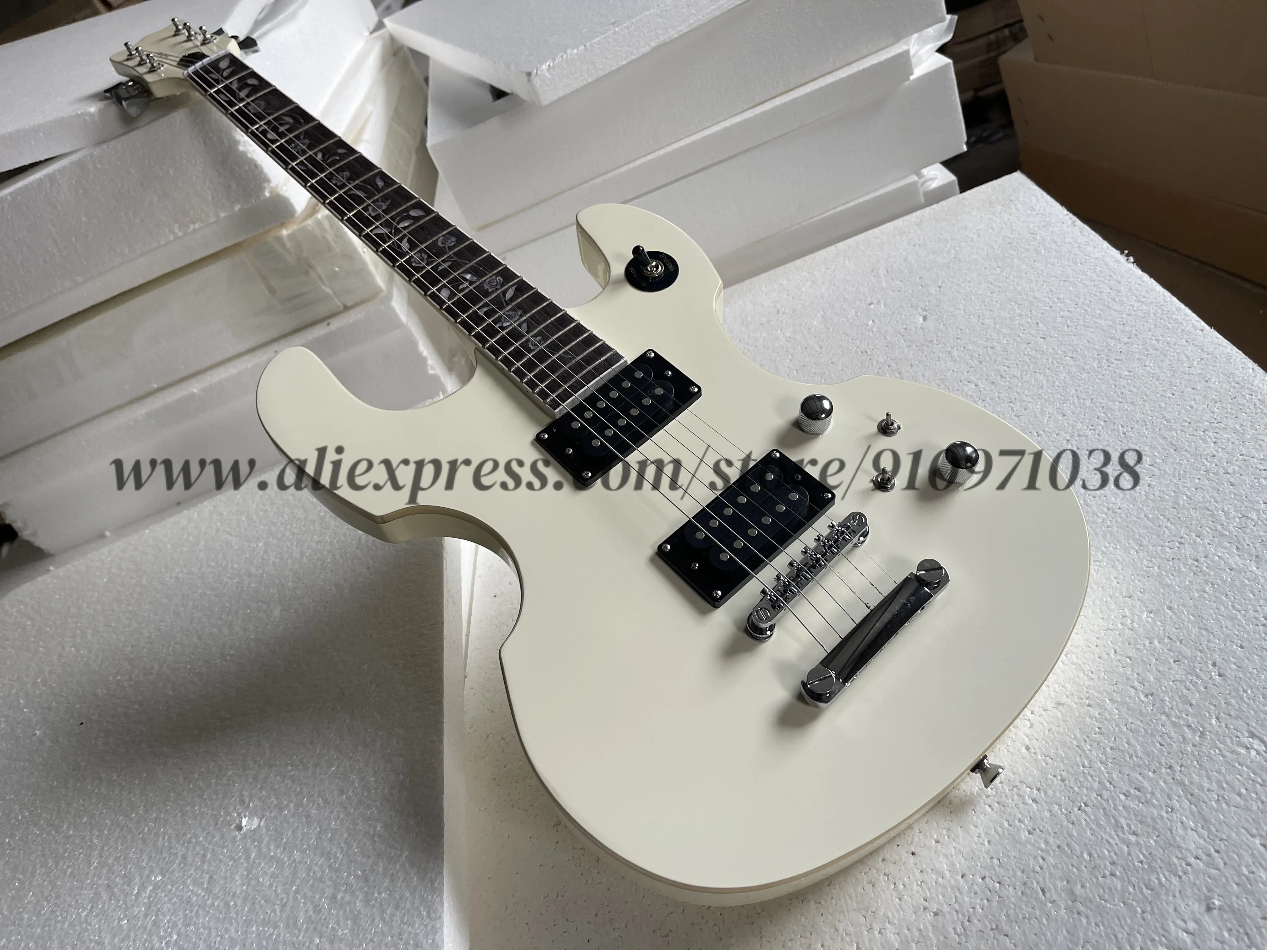 Классическая кремово-белая гитара, корпус из цельного дерева с белой переплетом, гриф из палисандра с инкрустацией деревом жизни, фиксированный бридж, звукосниматель HH
Классическая кремово-белая гитара, корпус из цельного дерева с белой переплетом, гриф из палисандра с инкрустацией деревом жизни, фиксированный бридж, звукосниматель HH