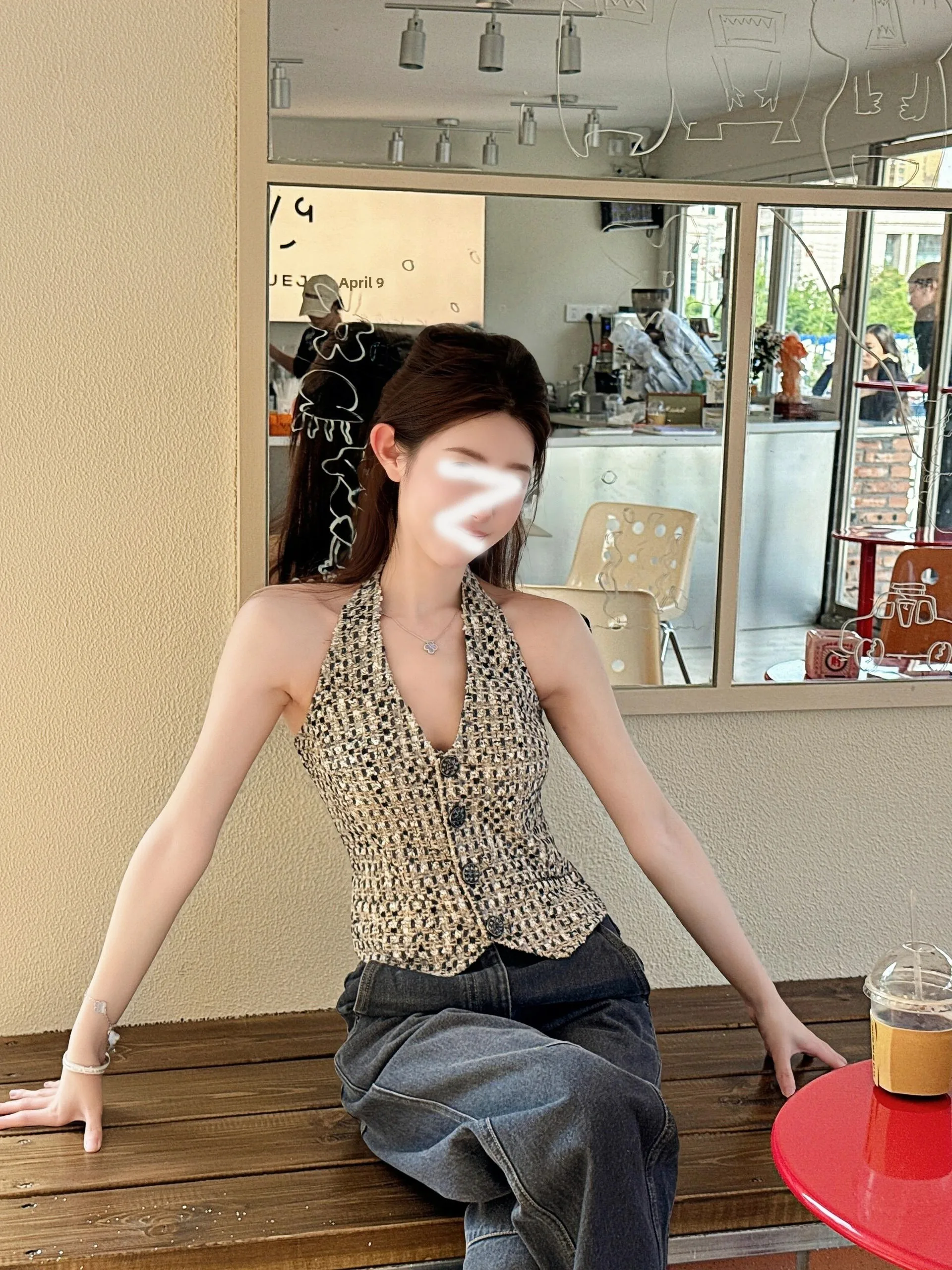 Stylish Beautiful Hanging Neck Vest Women's New 2026 Lightweight Luxury Fashionable Top Short V-Neck Single Button Polyester ...
Stylish Beautiful Hanging Neck Vest Women's New 2026 Lightweight Luxury Fashionable Top Short V-Neck Single Button Polyester ...