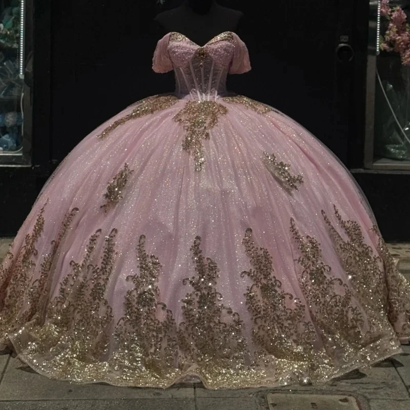 Pink Shiny Off Shoulder Quinceanera Dresses Gloden Sequin Applique Lace Beads Tull Birthday Party vestido de 15 anos Sweet 16 Dr
Pink Shiny Off Shoulder Quinceanera Dresses Gloden Sequin Applique Lace Beads Tull Birthday Party vestido de 15 anos Sweet 16 Dr