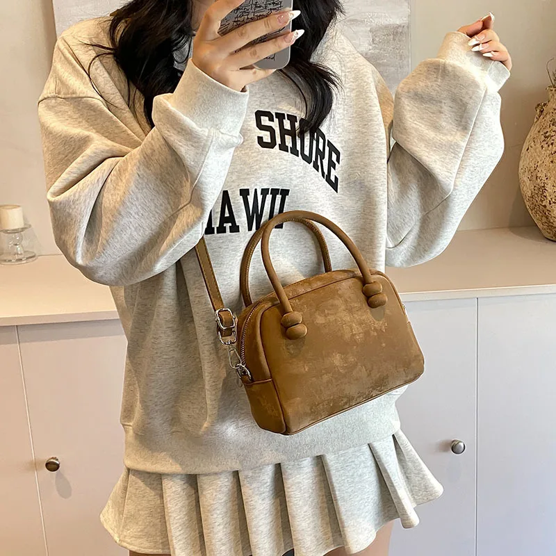 2025 New Velvet Pillow Bag Women's Retro Chic Top Handle Purse Luxury Shoulder Bag for Autumn Winter Daily Essentials
2025 New Velvet Pillow Bag Women's Retro Chic Top Handle Purse Luxury Shoulder Bag for Autumn Winter Daily Essentials