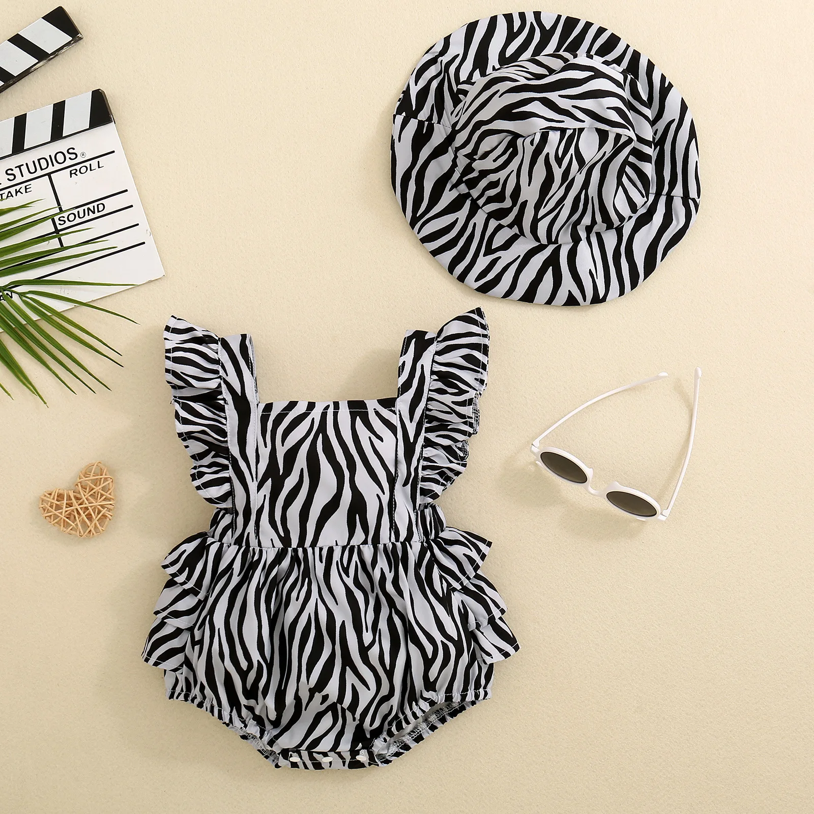 Baby Girl's Lace Trim Sleeveless Triangle Romper with Hat Infant Clothing Set
Baby Girl's Lace Trim Sleeveless Triangle Romper with Hat Infant Clothing Set