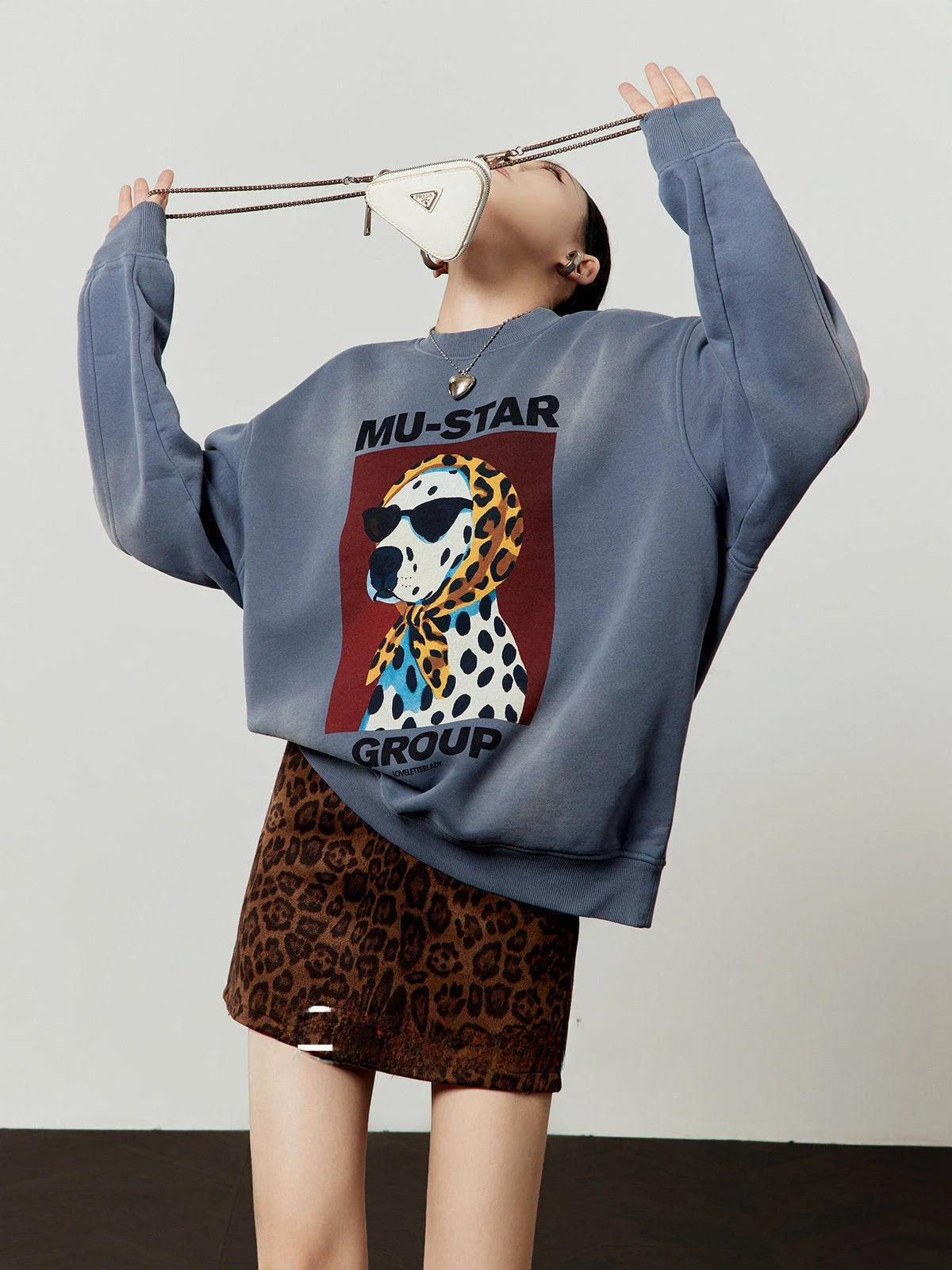 Синяя толстовка с начесом и принтом собаки, женская, весна 2026, новая коллекция, повседневный свободный крой, круглый вырез, длинный рукав
Синяя толстовка с начесом и принтом собаки, женская, весна 2026, новая коллекция, повседневный свободный крой, круглый вырез, длинный рукав