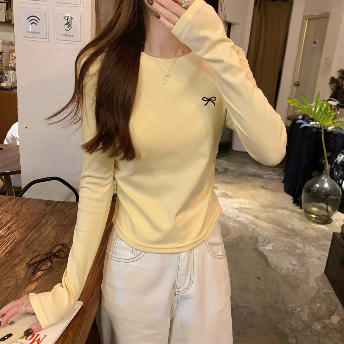 Korean Women's Round Neck Solid Color Pleated Bow Embroidery Design Sense Long Sleeve Net Red Base Top
Korean Women's Round Neck Solid Color Pleated Bow Embroidery Design Sense Long Sleeve Net Red Base Top