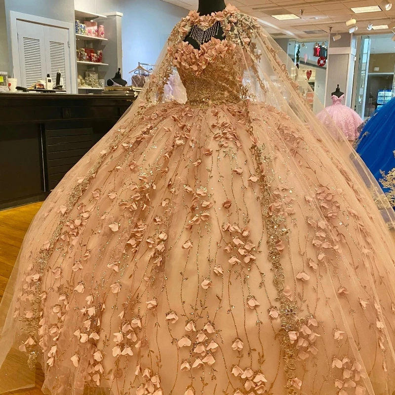 Блестящие платья для Quinceanera цвета шампанского с бисером, мексиканская аппликация, 3D Цветы с накидкой, бальные платья с накидкой, кружевные платья 15 De
Блестящие платья для Quinceanera цвета шампанского с бисером, мексиканская аппликация, 3D Цветы с накидкой, бальные платья с накидкой, кружевные платья 15 De