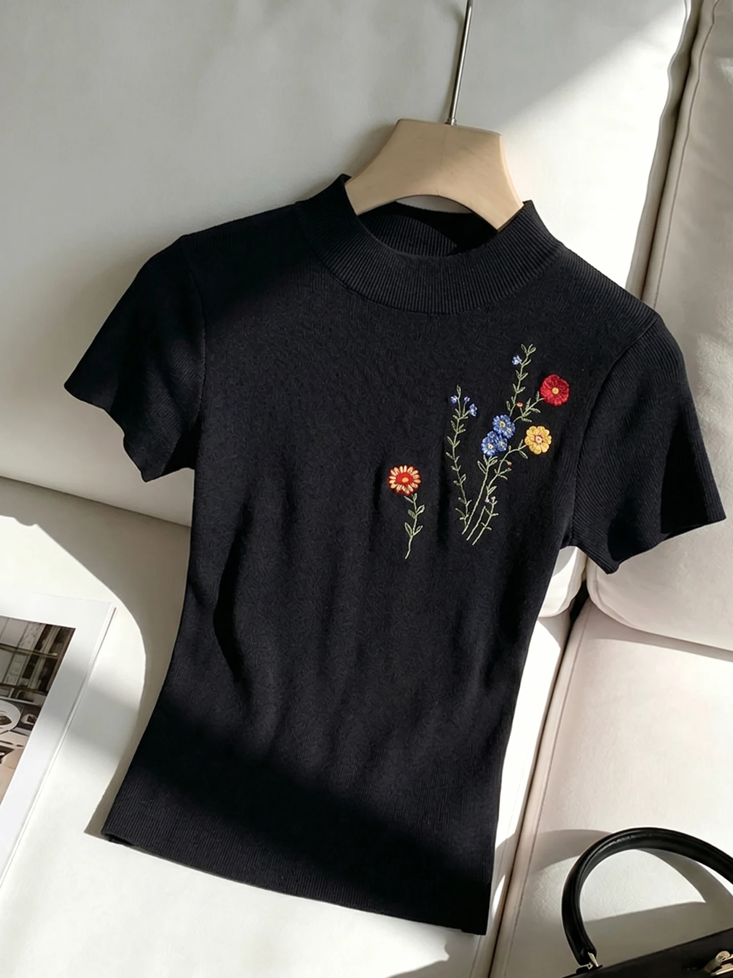 Elegant Soft Knitted Embroidered T-Shirt Women's Fashionable Summer Top Age-Defying Versatile Vintage-Style Knitwear
Elegant Soft Knitted Embroidered T-Shirt Women's Fashionable Summer Top Age-Defying Versatile Vintage-Style Knitwear