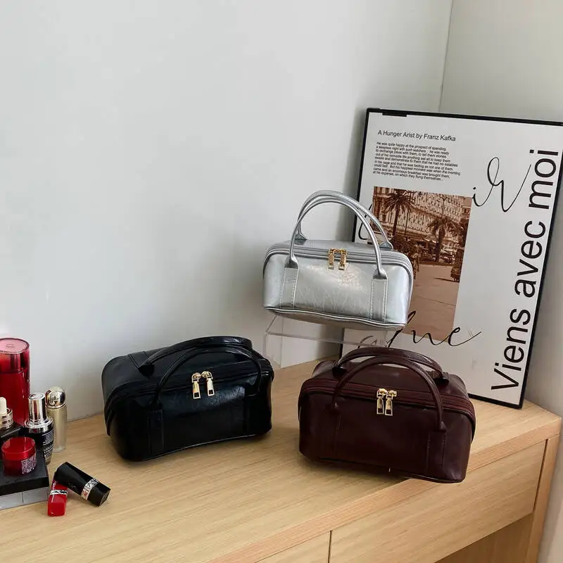 Retro Leather Portable Makeup Case Zipper Multiple Compartments Travel Skincare Toiletries Storage Organizer Bag Handbag Fashion
Retro Leather Portable Makeup Case Zipper Multiple Compartments Travel Skincare Toiletries Storage Organizer Bag Handbag Fashion