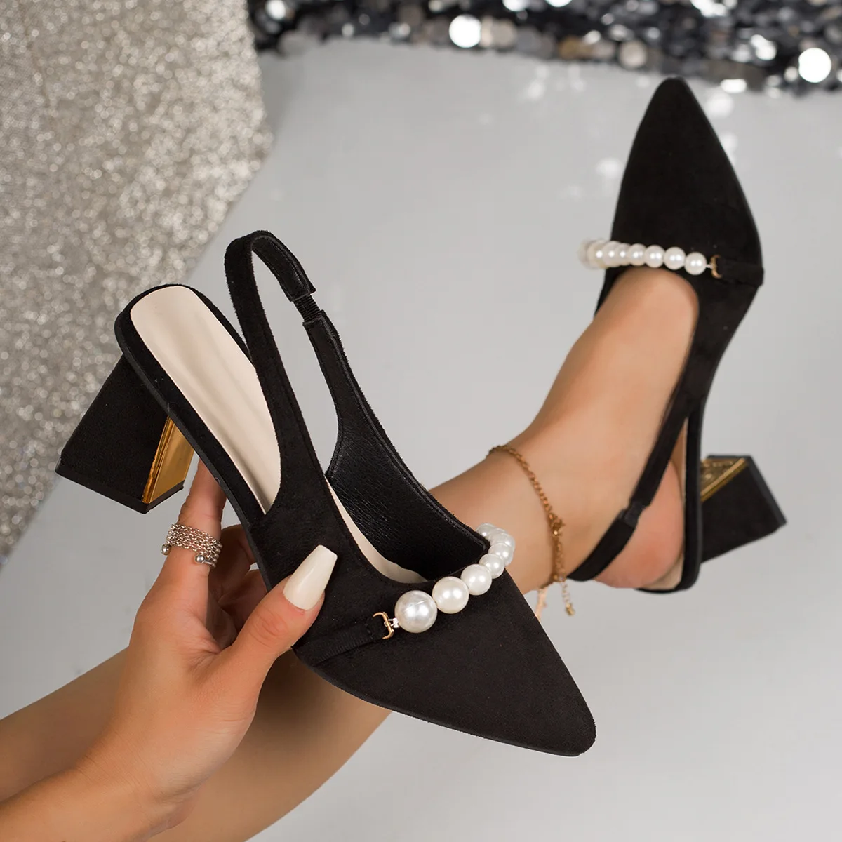 Женские модные босоножки 2026 года, летние, новые, с острым носком, неглубоким вырезом, с бусинами, из замши, на нескользящей износостойкой толстой подошве
Женские модные босоножки 2026 года, летние, новые, с острым носком, неглубоким вырезом, с бусинами, из замши, на нескользящей износостойкой толстой подошве