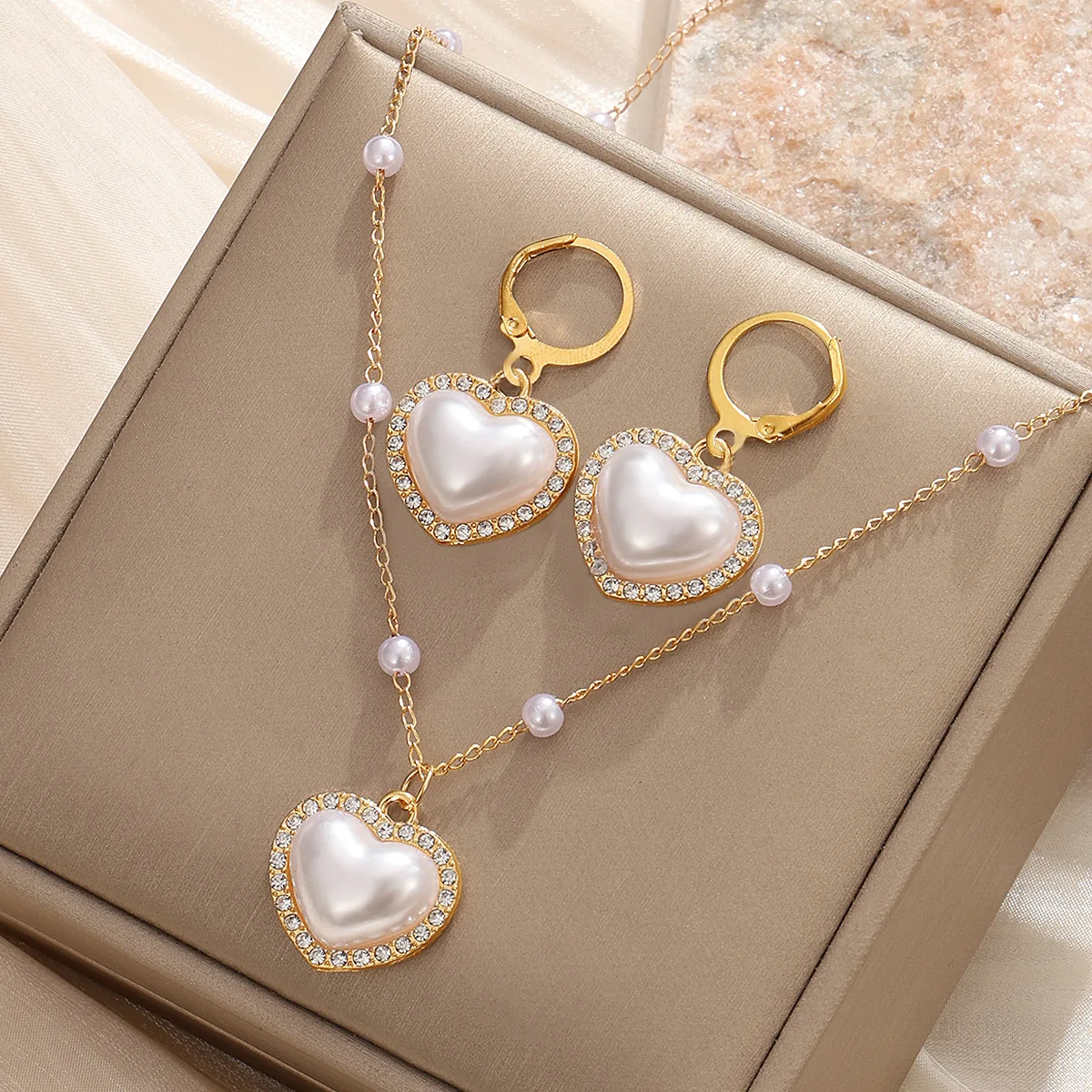 Women's Retro Elegant Jewelry Set Diamond Heart Pearl Earrings + Necklace Simple temperament models
Women's Retro Elegant Jewelry Set Diamond Heart Pearl Earrings + Necklace Simple temperament models
