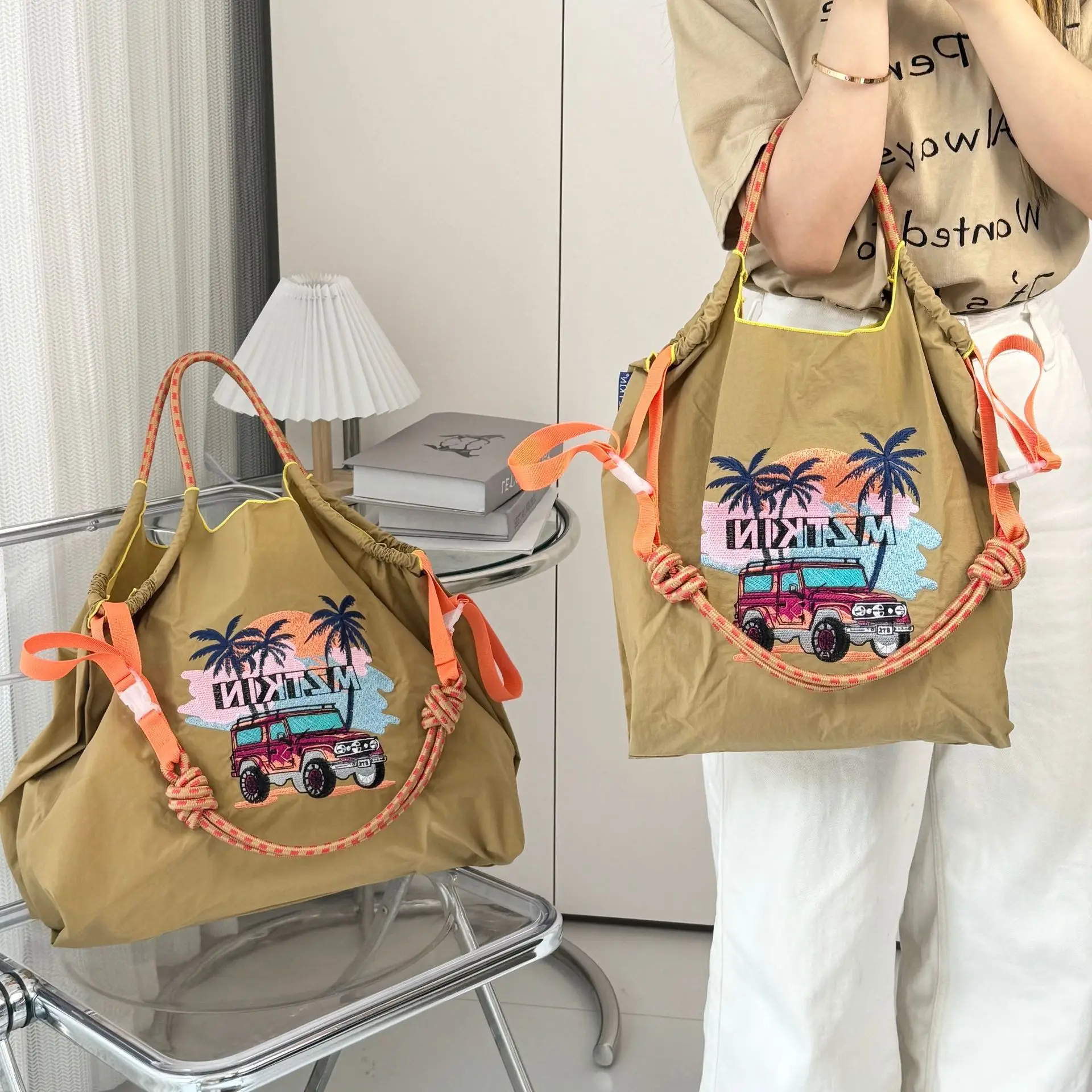 Портативная тканевая сумка с вышивкой на одно плечо, нейлоновая сумка-мессенджер большой вместимости, складная портативная сумка для хранения покупок
Портативная тканевая сумка с вышивкой на одно плечо, нейлоновая сумка-мессенджер большой вместимости, складная портативная сумка для хранения покупок