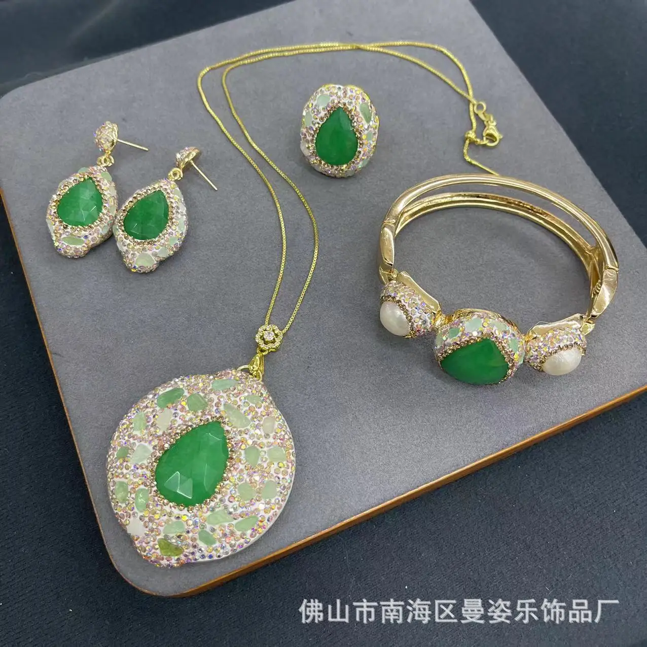 Ore new malay jade inlaid with green Donglin four-piece set export natural stone popular pendant necklace earring ring bracelet
Ore new malay jade inlaid with green Donglin four-piece set export natural stone popular pendant necklace earring ring bracelet