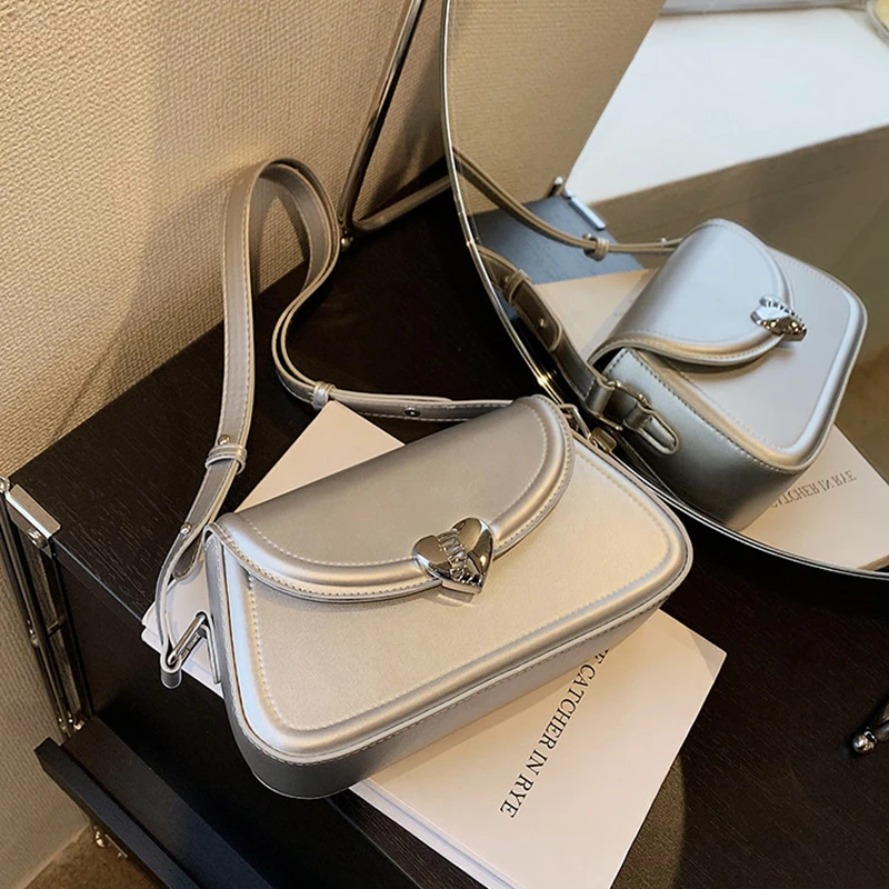 Loving Heart Buckle Crossbody Bags For Women 2023 Luxury Designer Handbags Silver Color Small Shoulder Underarm Phone Bag
Loving Heart Buckle Crossbody Bags For Women 2023 Luxury Designer Handbags Silver Color Small Shoulder Underarm Phone Bag