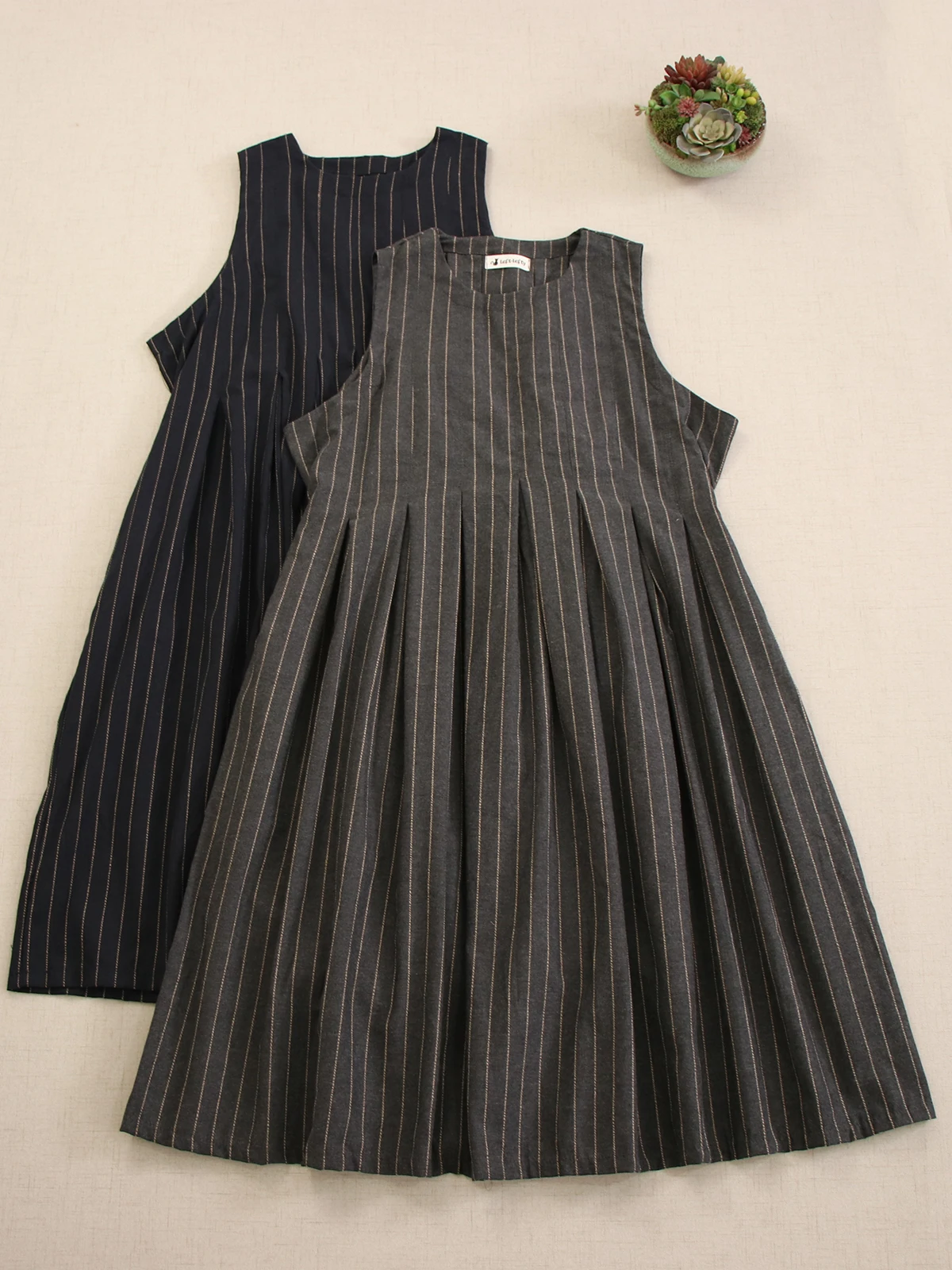 Autumn New Retro Japanese Style Sleeveless Striped Dress Women Casual Pockets Loose Midi Dress Z7763
Autumn New Retro Japanese Style Sleeveless Striped Dress Women Casual Pockets Loose Midi Dress Z7763