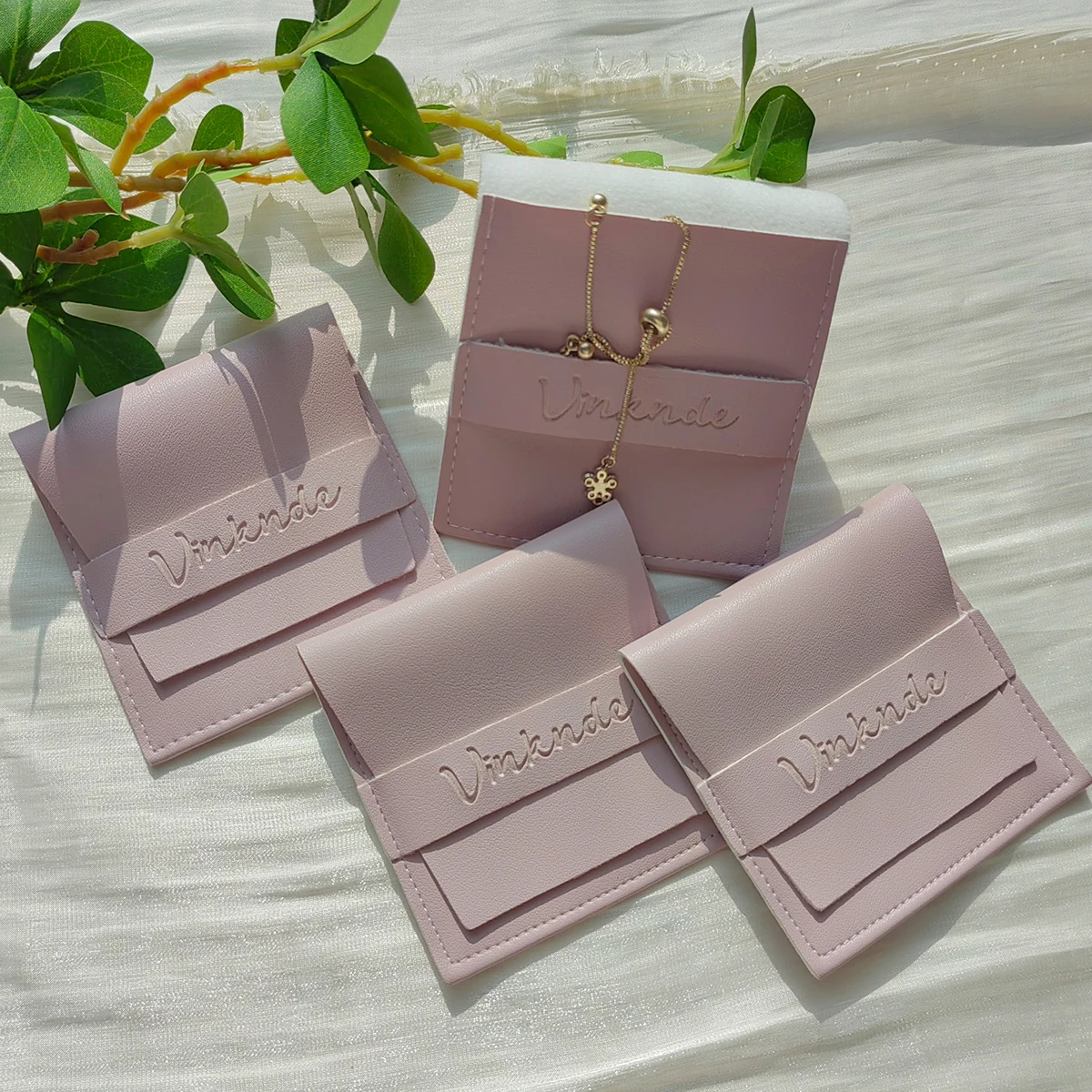 New Diy Style 8x8cm Pu Leather Jewelry Pouch Flip Cover Strip Custom Embossed Logo Ring Necklace Earrings Package Organizer Dust
New Diy Style 8x8cm Pu Leather Jewelry Pouch Flip Cover Strip Custom Embossed Logo Ring Necklace Earrings Package Organizer Dust