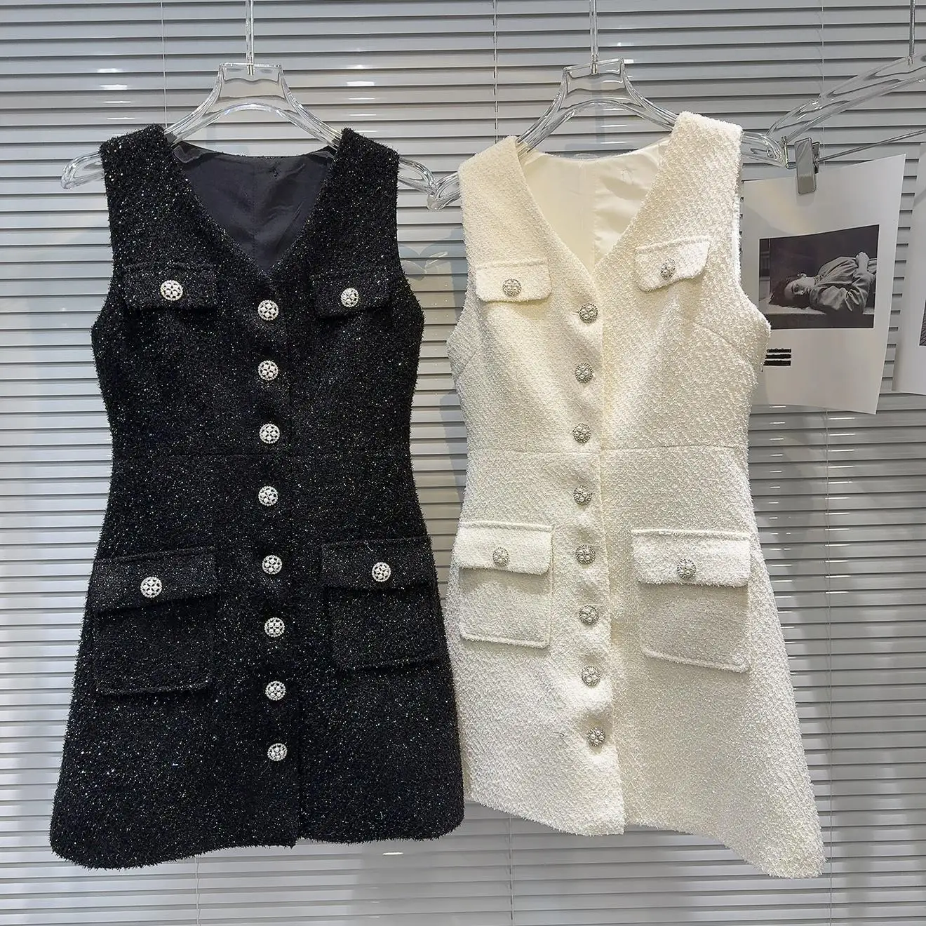 Summer 2026 New Style Elegant Lady Diamond Flower Buckle Thick Tweed Waist Cinching Vest Dress High Waist French Style Dress
Summer 2026 New Style Elegant Lady Diamond Flower Buckle Thick Tweed Waist Cinching Vest Dress High Waist French Style Dress