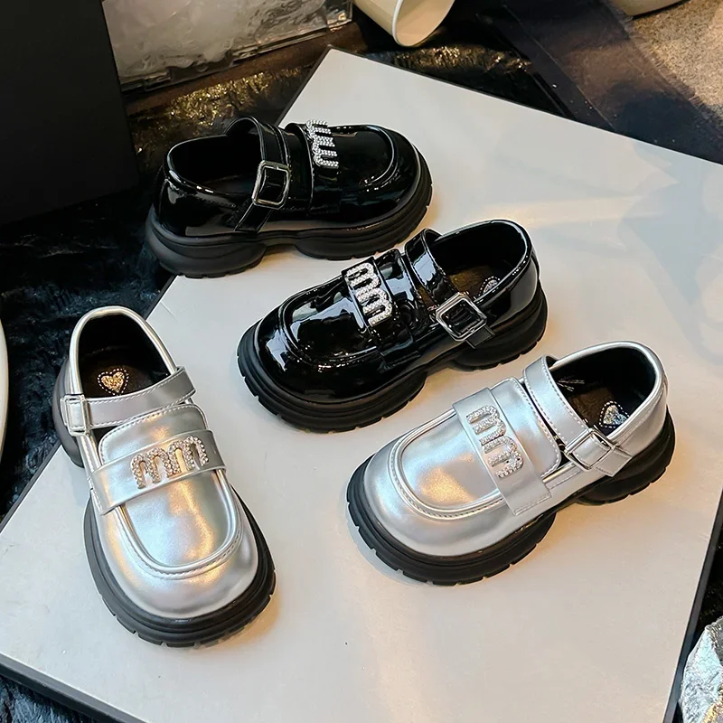 Zapatos Mujer, весенне-осенняя элегантная модная роскошная обувь для девочек, банкетная детская прогулочная обувь на толстой подошве с кристаллами и пряжкой
Zapatos Mujer, весенне-осенняя элегантная модная роскошная обувь для девочек, банкетная детская прогулочная обувь на толстой подошве с кристаллами и пряжкой