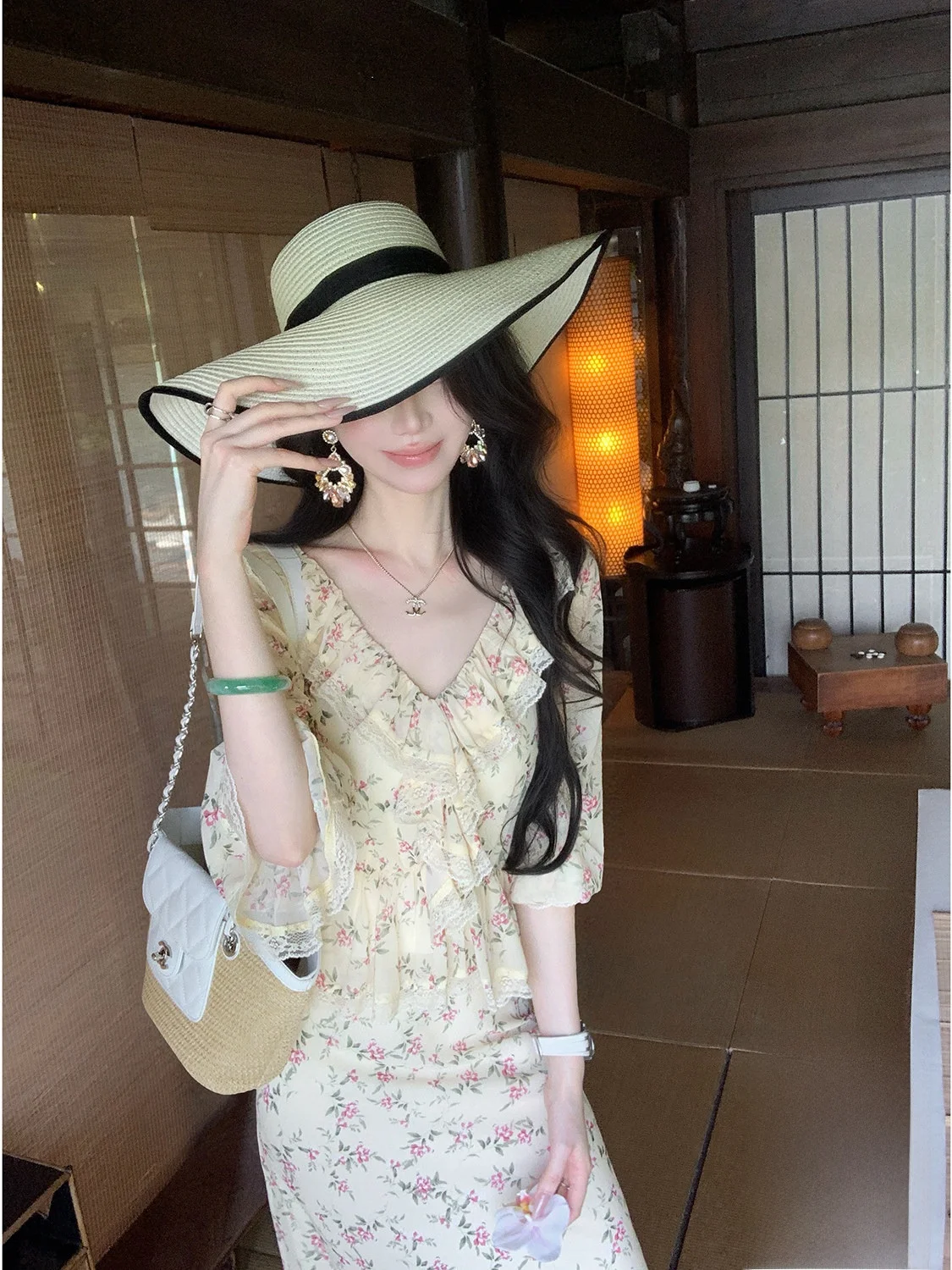 Syqiao Women's Fashion Set V-neck Lace Splicing Floral Trim Half-sleeve High-waist Skirt Polyester Fiber Summer Outfit
Syqiao Women's Fashion Set V-neck Lace Splicing Floral Trim Half-sleeve High-waist Skirt Polyester Fiber Summer Outfit