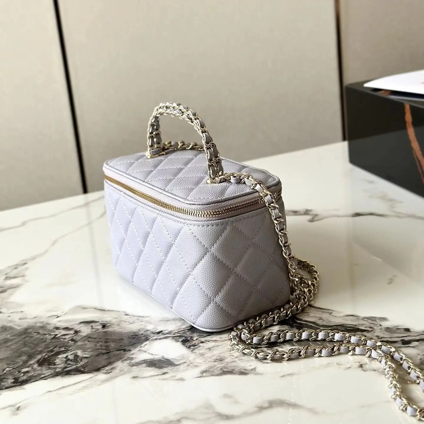 Ash Pebble Leather Small Makeup Case Purse, Rhombus Stitch Dual-Use Chain Elegant Shoulder Crossbody Bag.
Ash Pebble Leather Small Makeup Case Purse, Rhombus Stitch Dual-Use Chain Elegant Shoulder Crossbody Bag.