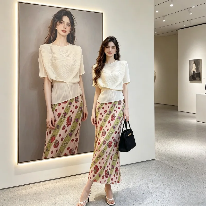 Miyake Pleated T-Shirt Women's Spring Summer Set High-end Elegant Fashion Casual Versatile Loose Straight Skirt Two-piece Set
Miyake Pleated T-Shirt Women's Spring Summer Set High-end Elegant Fashion Casual Versatile Loose Straight Skirt Two-piece Set