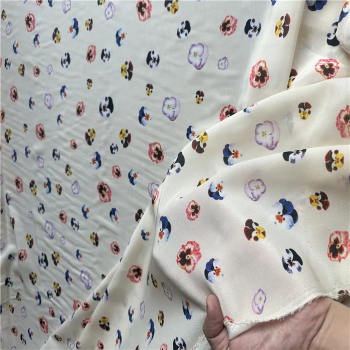 1 meter 100% Mulberry Silk 15 momme Crepe Silk Fabric Cute Floral Printed 136cm 53" wide by the yard JN002
1 meter 100% Mulberry Silk 15 momme Crepe Silk Fabric Cute Floral Printed 136cm 53" wide by the yard JN002