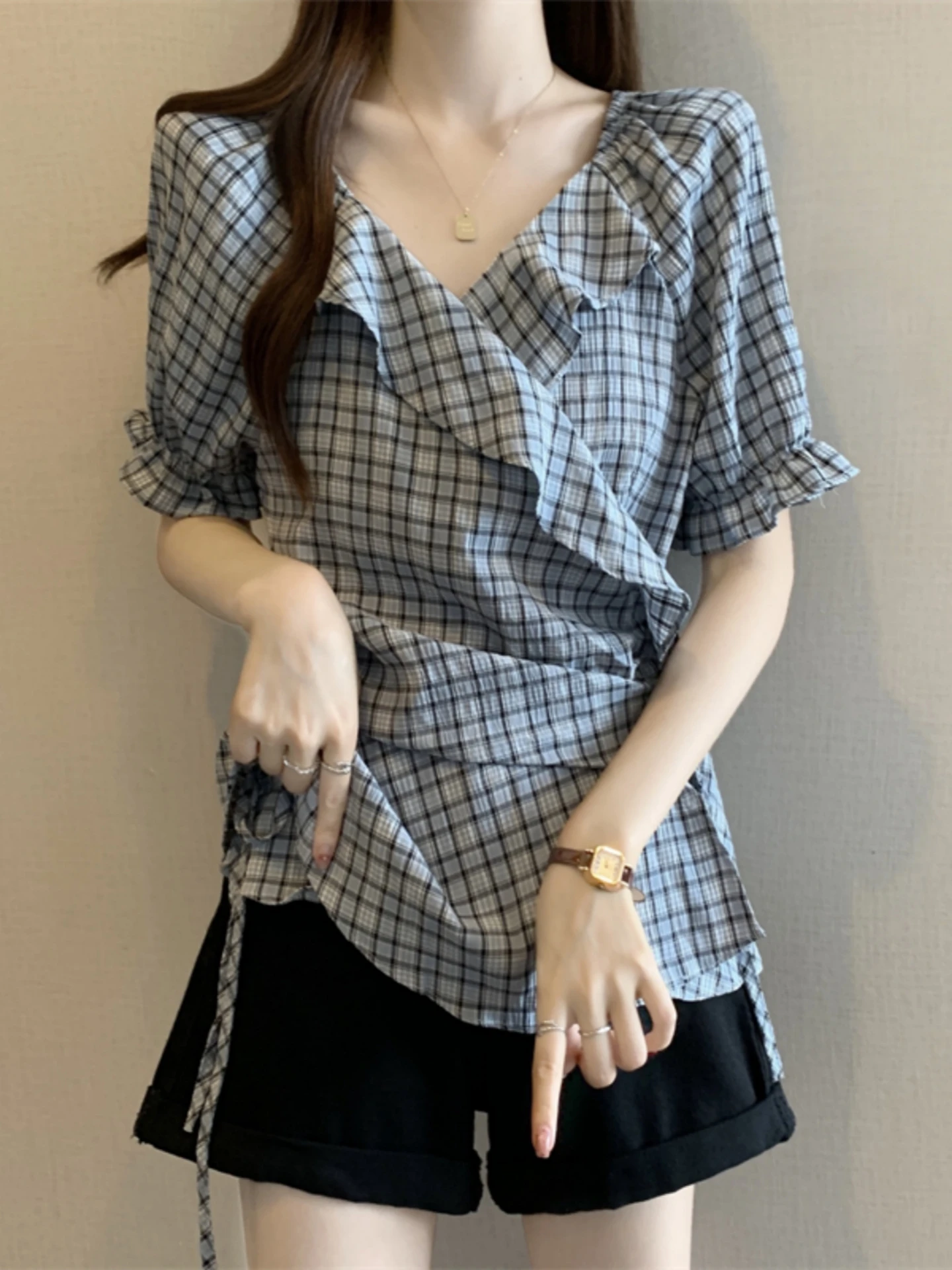 Slimming Plaid Shirt Women's Summer Large Size Short Sleeve V-Neck Tie Waist Belted Base Top Korean Style Commute Wind
Slimming Plaid Shirt Women's Summer Large Size Short Sleeve V-Neck Tie Waist Belted Base Top Korean Style Commute Wind
