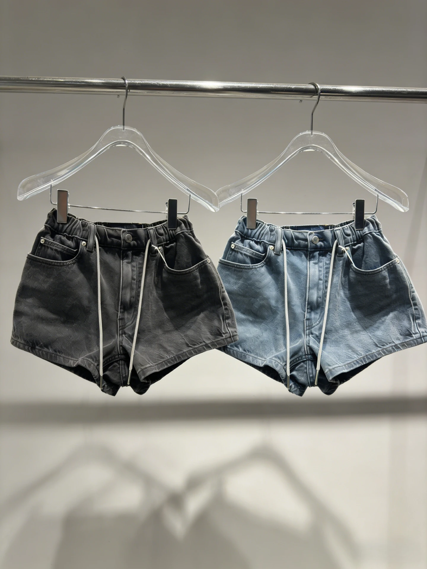Summer New Women's Crystal Drawstring Jeans Casual Fashion Simple Straight Leg Short Pants mid Waist Fit Spring Summer
Summer New Women's Crystal Drawstring Jeans Casual Fashion Simple Straight Leg Short Pants mid Waist Fit Spring Summer