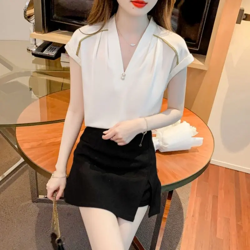 New Summer Fashion Style V-neck Short-sleeved Commuting Professional Shirt Women's Design Niche Shirt Top
New Summer Fashion Style V-neck Short-sleeved Commuting Professional Shirt Women's Design Niche Shirt Top