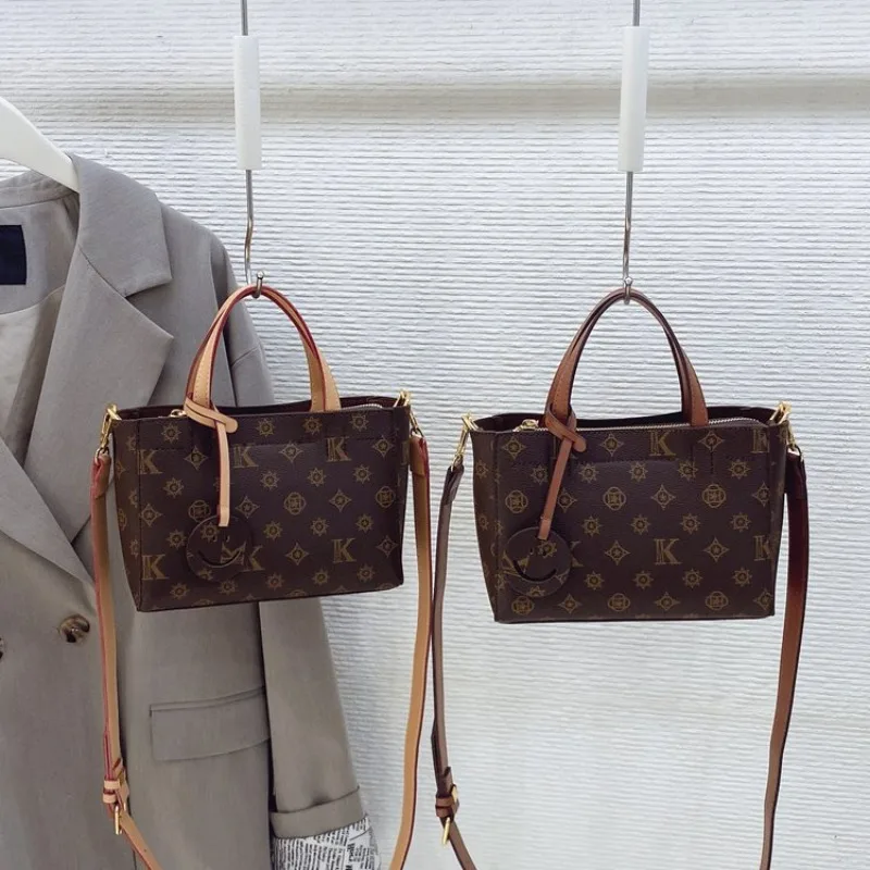 Fashionable Diaper Bags Women's Stylish Handbag Large Capacity Luxury Crossbody Bag Elegant Minimalist Leather Designer
Fashionable Diaper Bags Women's Stylish Handbag Large Capacity Luxury Crossbody Bag Elegant Minimalist Leather Designer